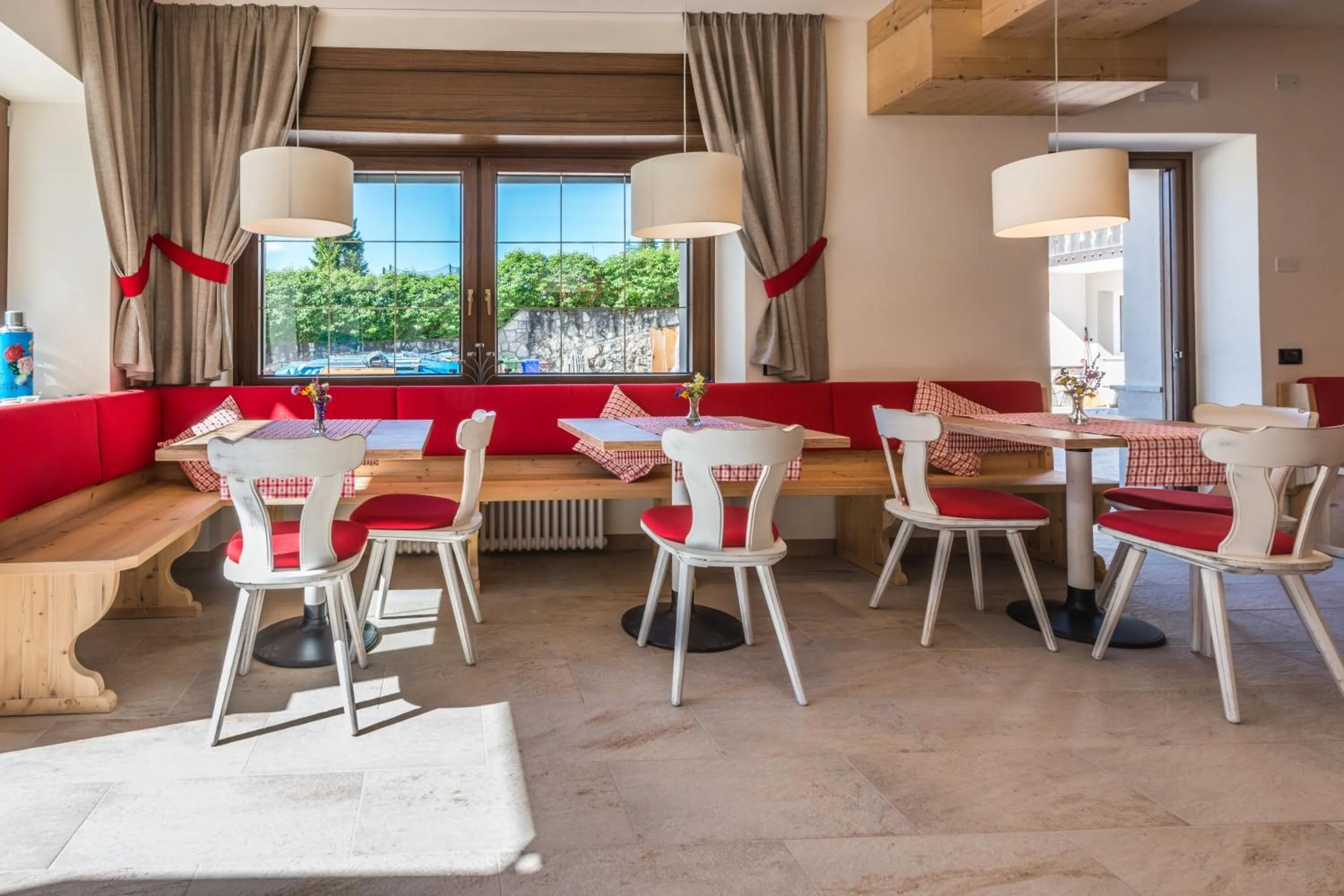 Restaurant/places to eat in Hotel Paradiso