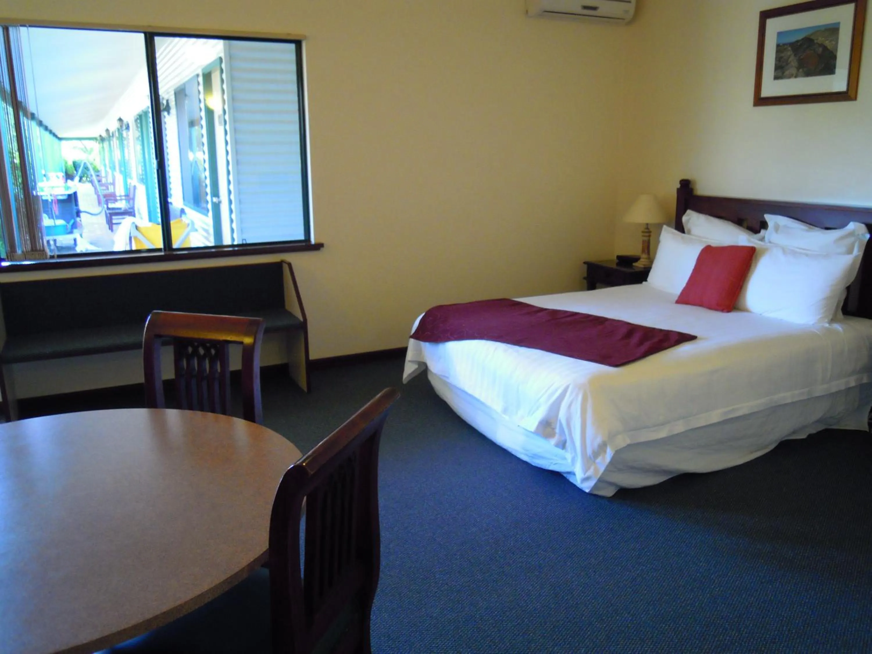 Day, Bed in Tree Top Walk Motel