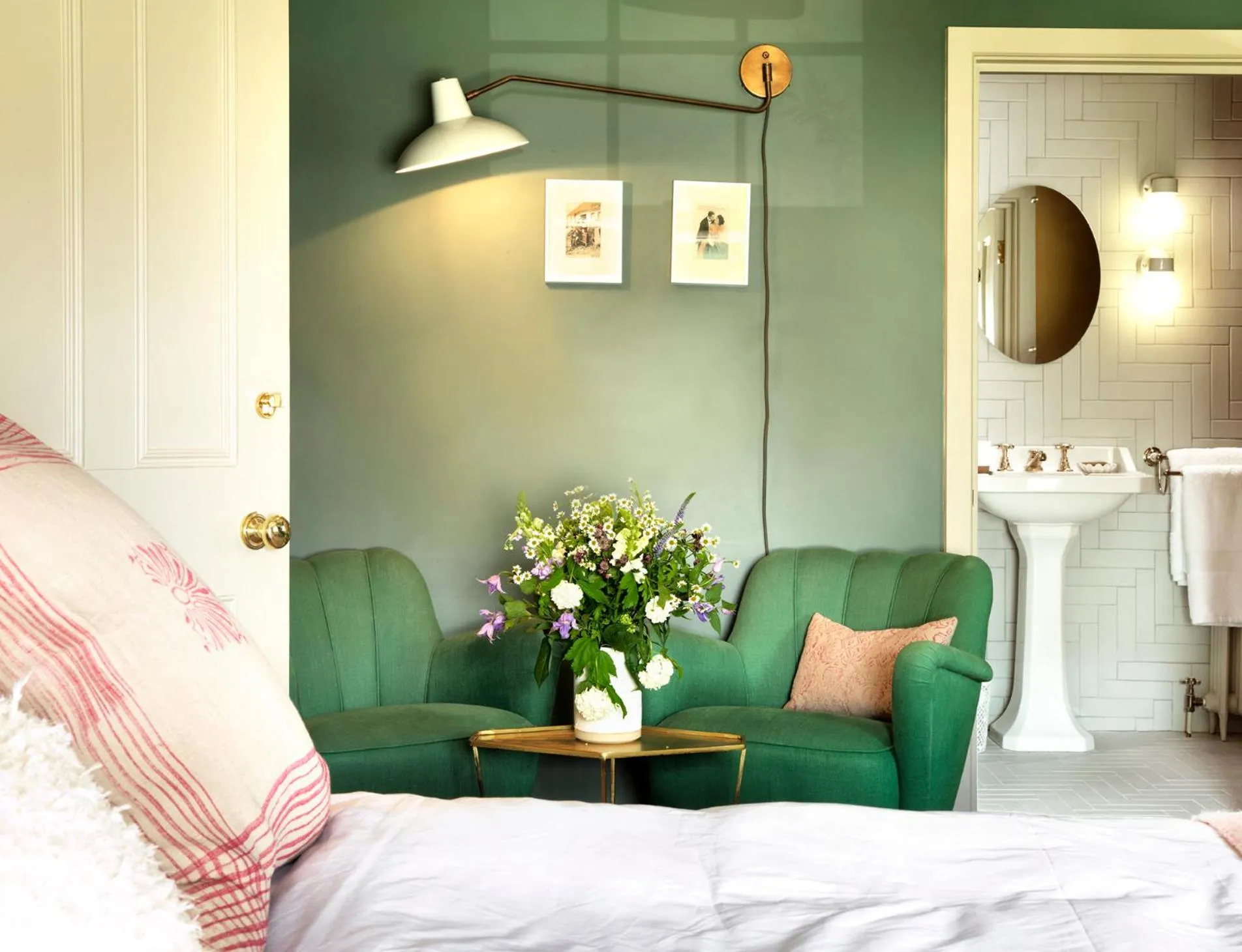 Bathroom, Bed in The Crown