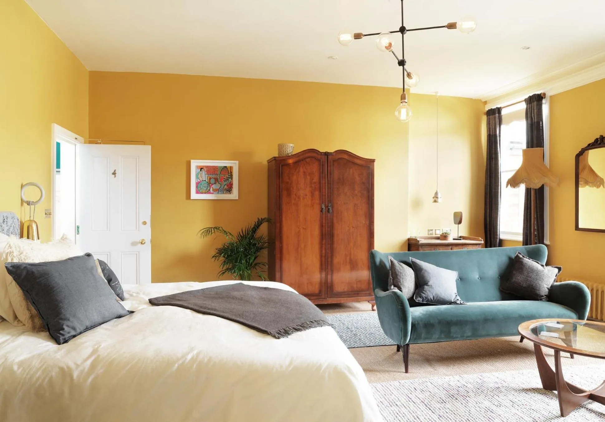 Bedroom, Bed in The Crown