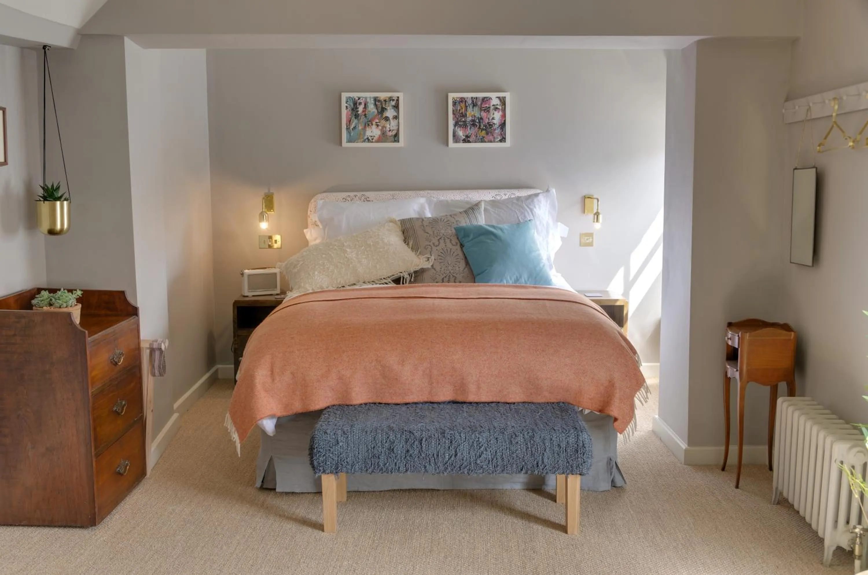 Bedroom, Bed in The Crown