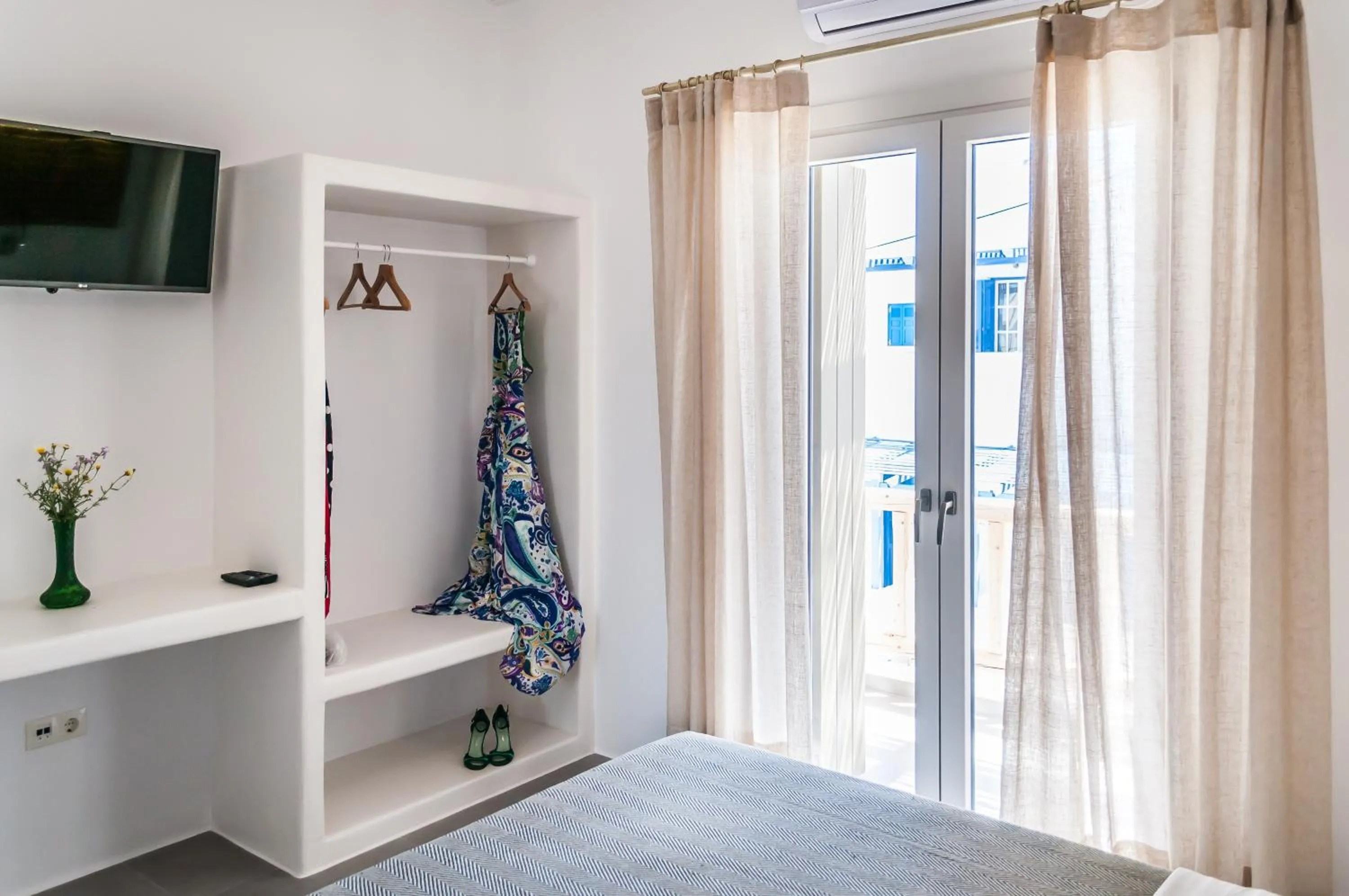 Photo of the whole room, Bed in Vilos Suites