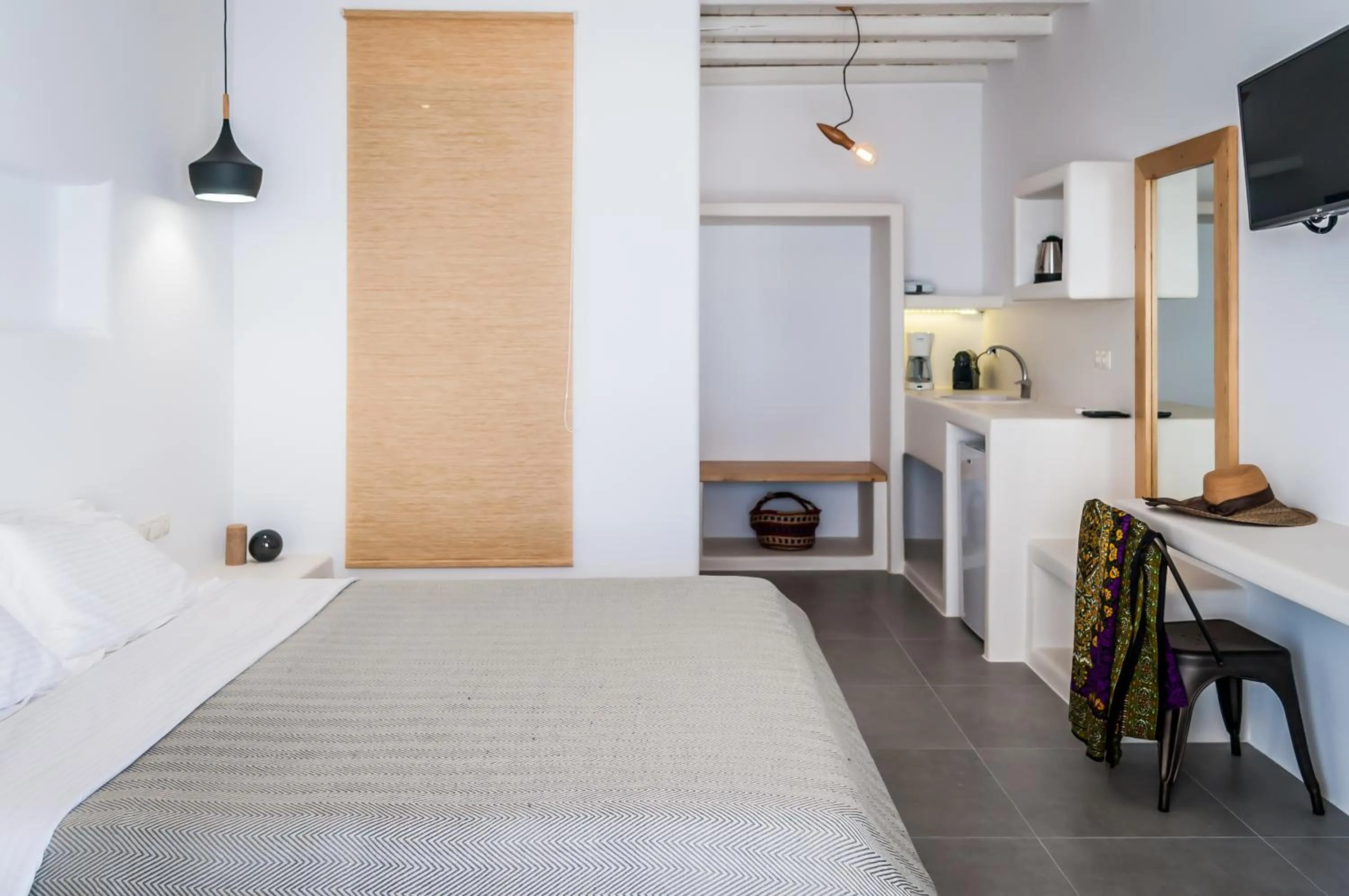 Photo of the whole room, Bed in Vilos Suites