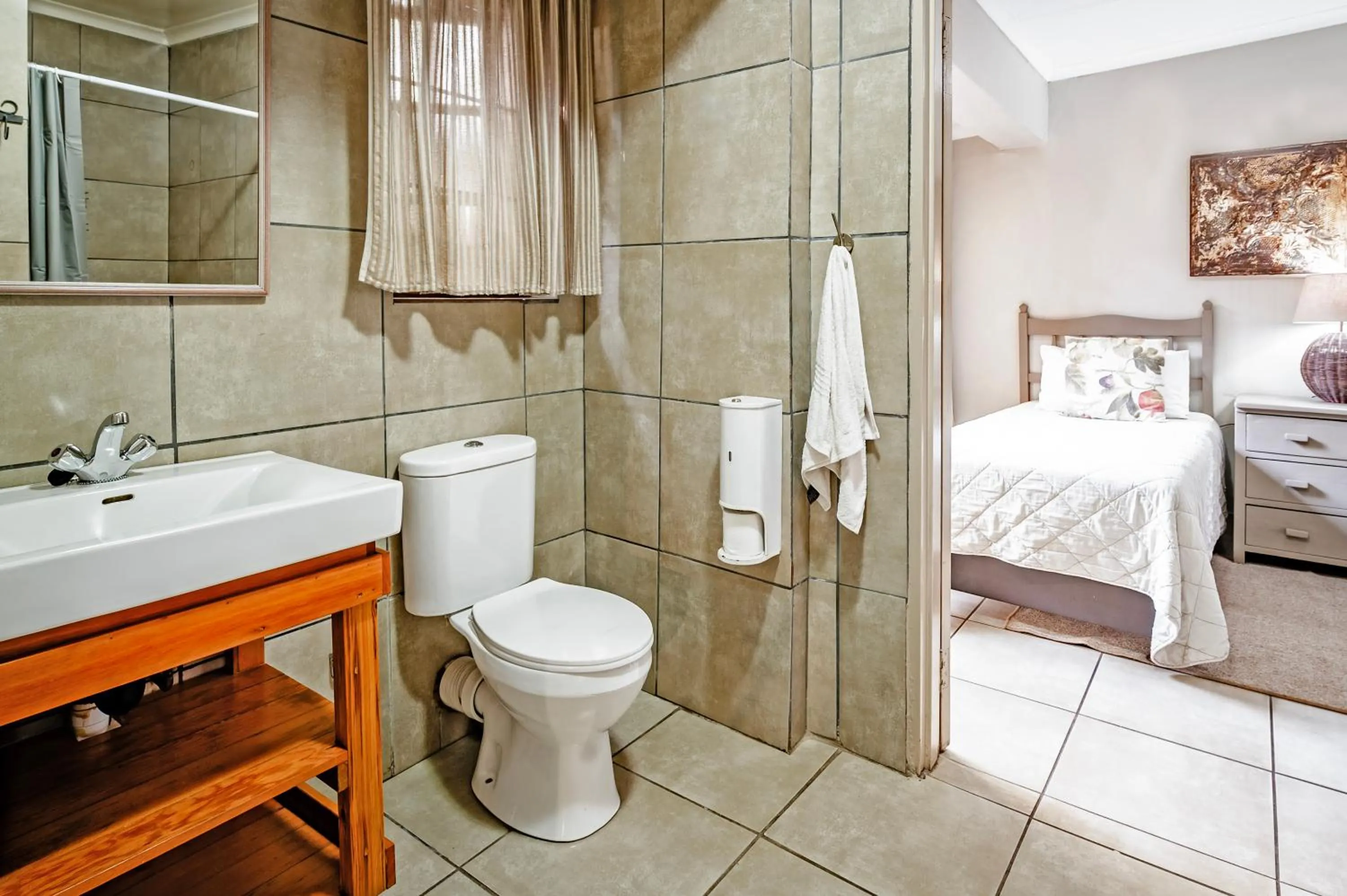 Toilet, Bed in The Village in Hatfield