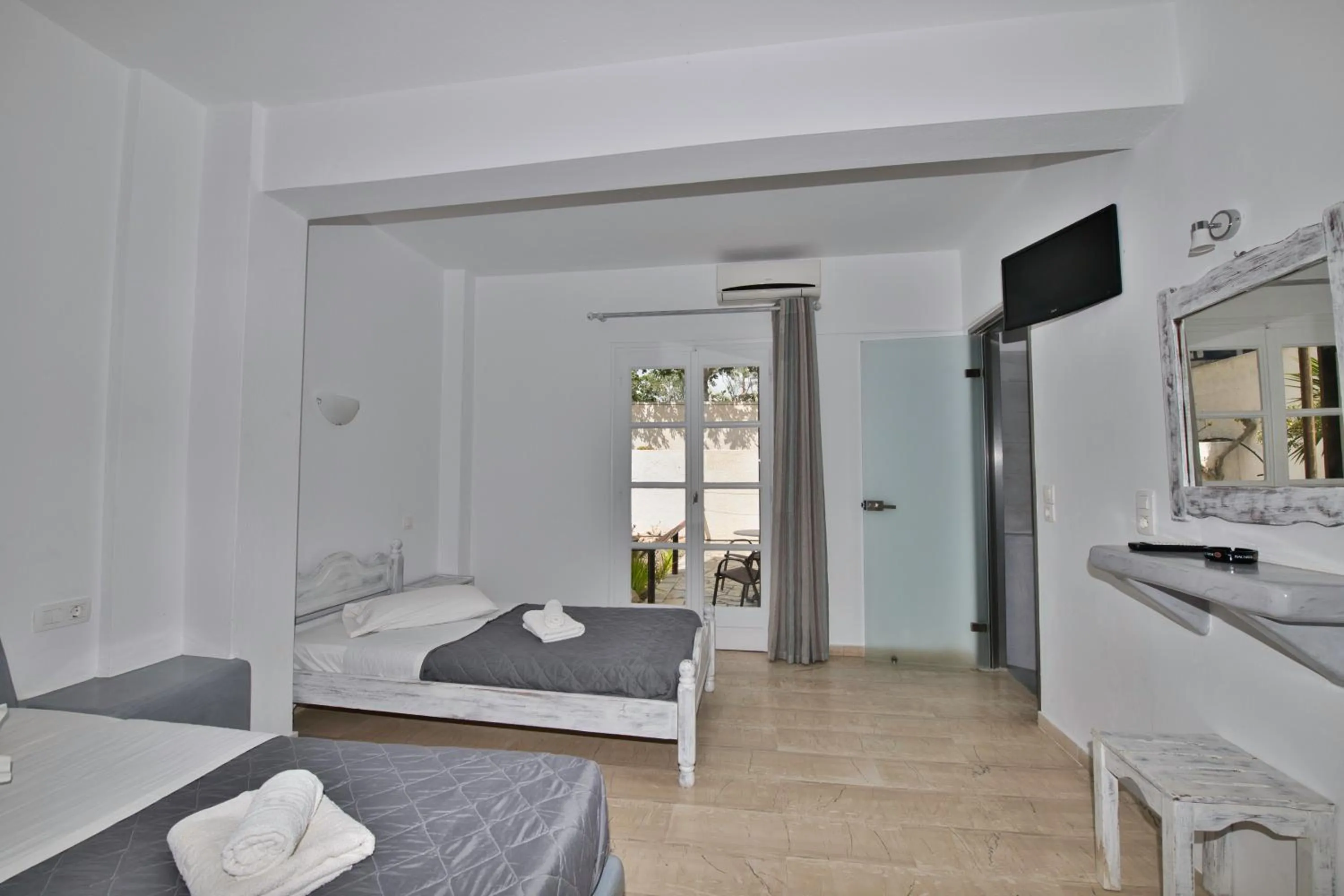 Bed in Ira Apartments