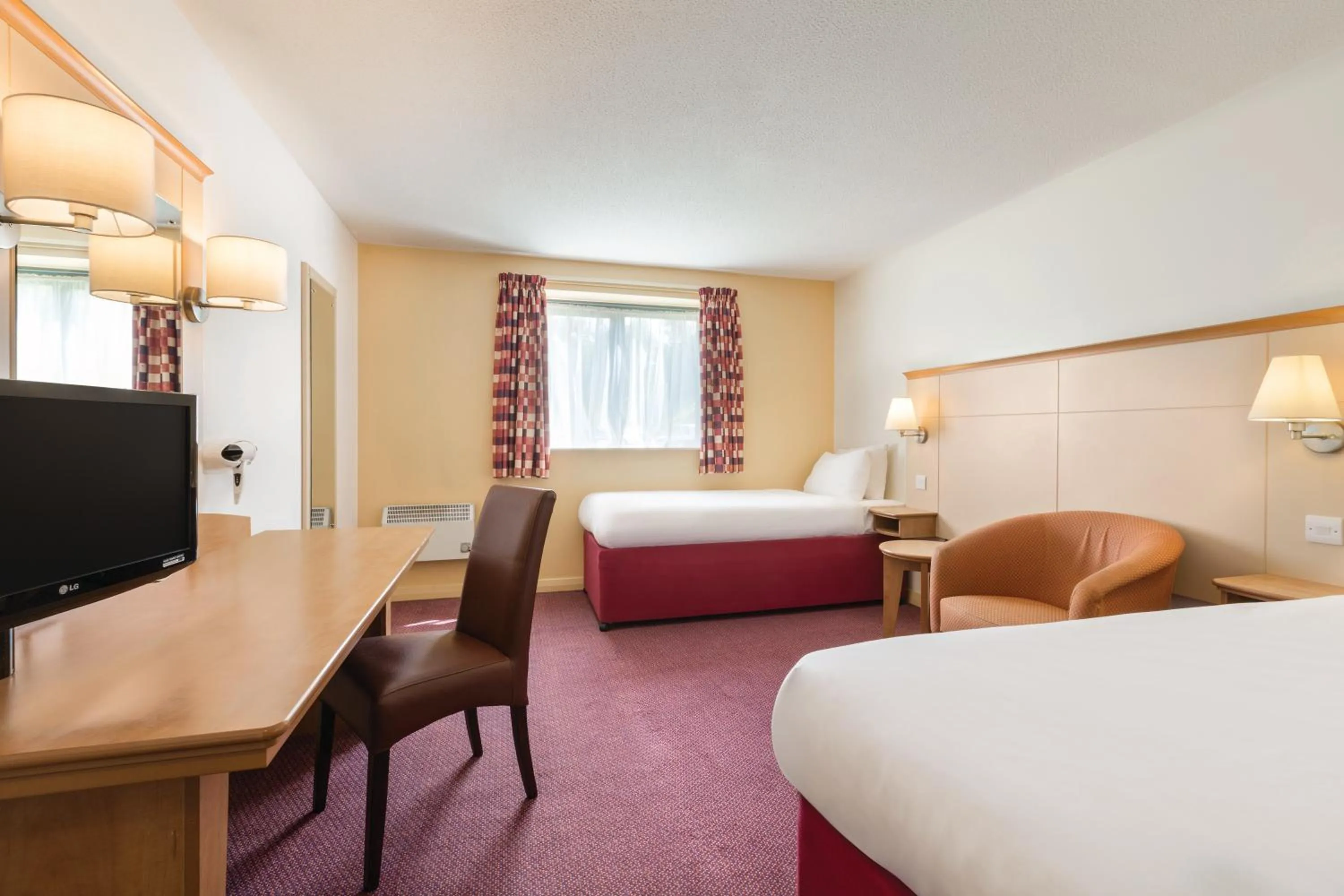 Photo of the whole room, Bed in Days Inn Winchester