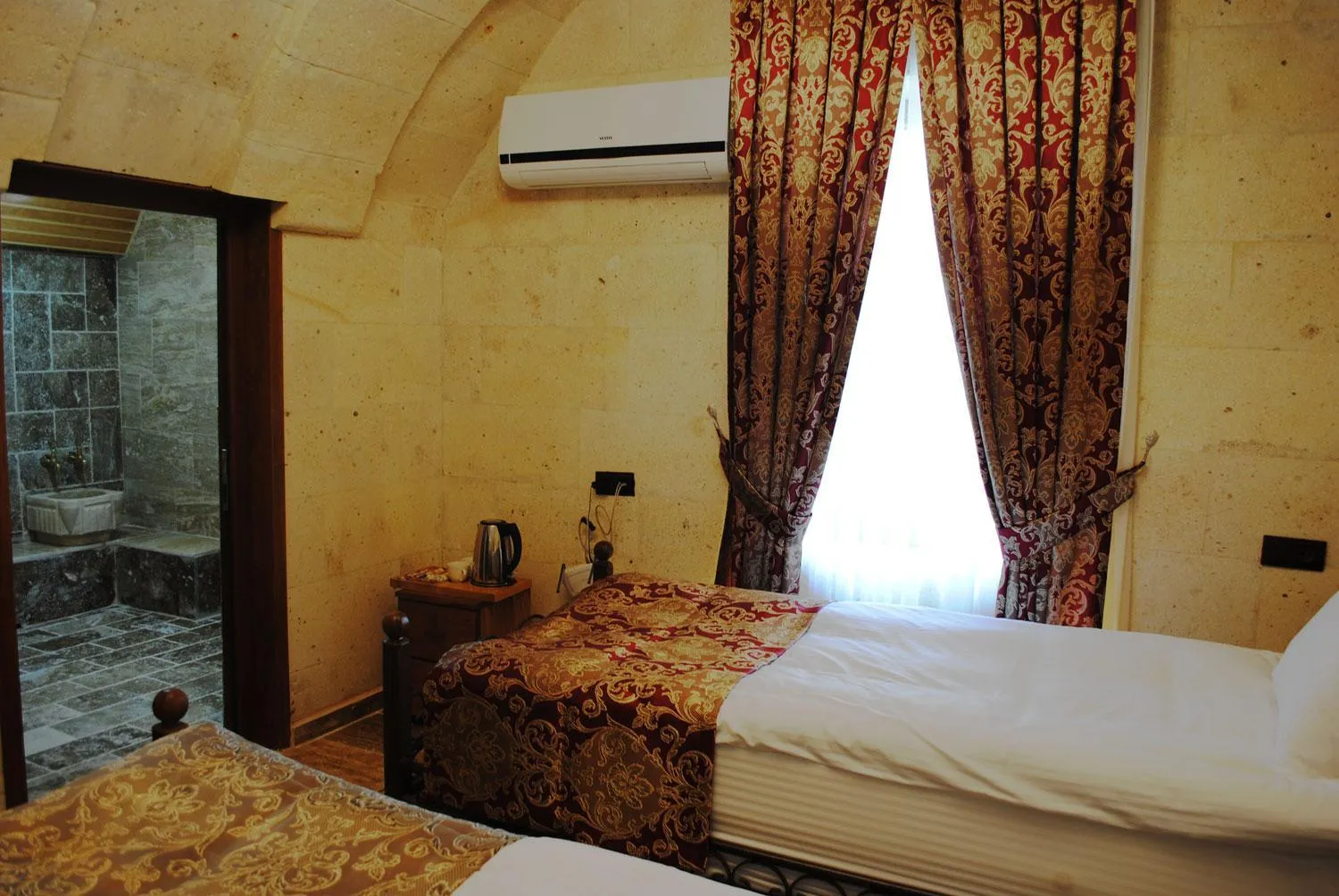 Garden view, Bed in Sun Rise View Hotel