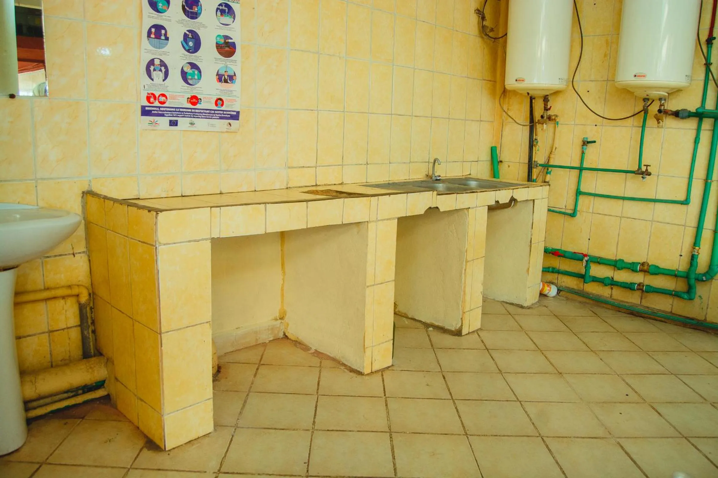 Kitchen or kitchenette in Salama Hôtel Majunga