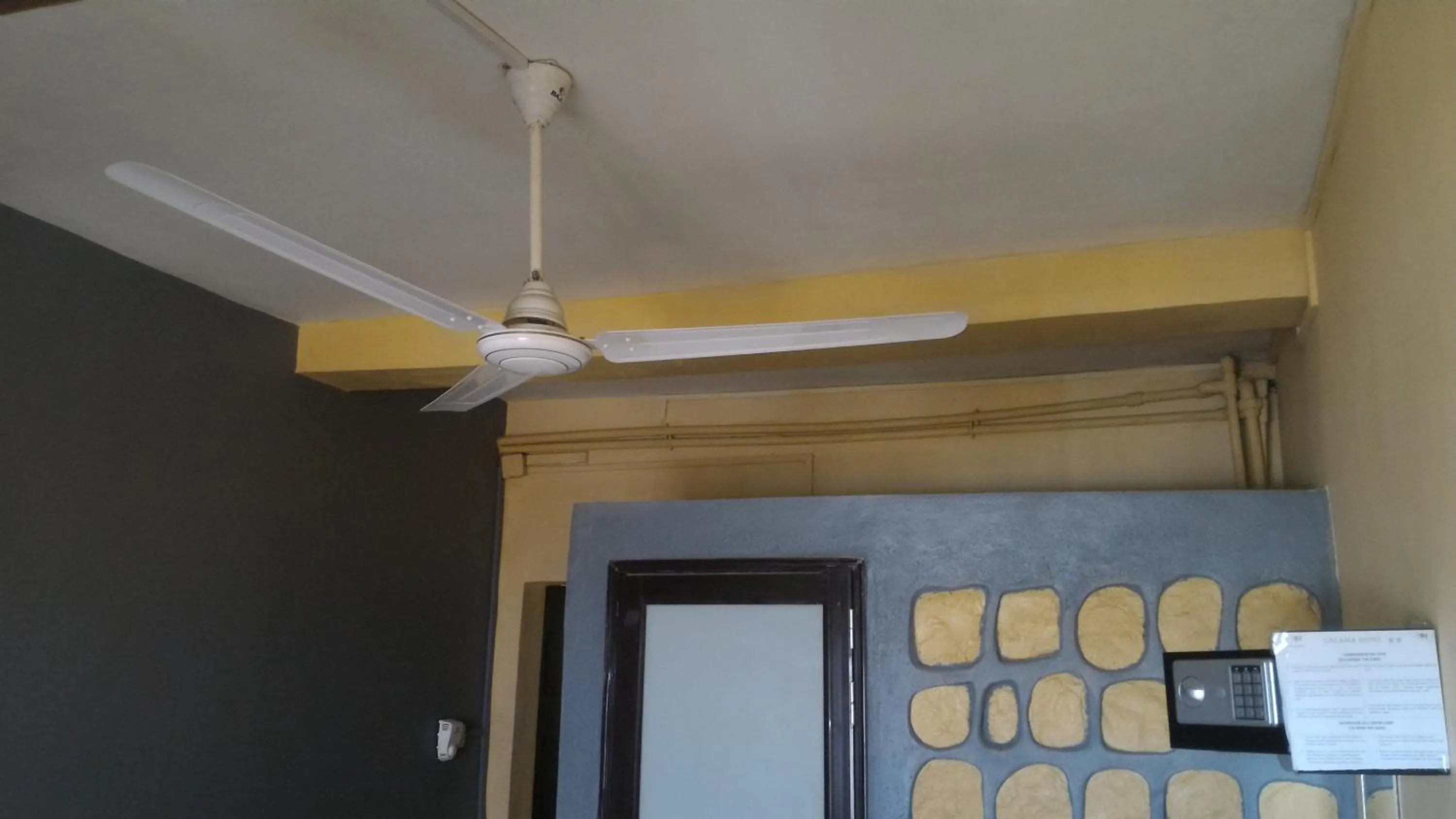 People in Salama Hôtel Majunga