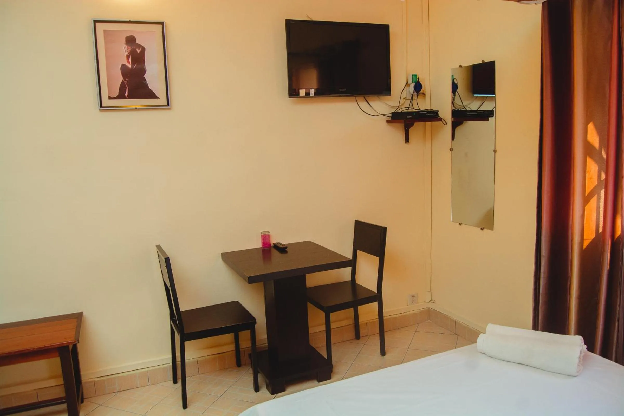 Communal lounge/ TV room, Bed in Salama Hôtel Majunga