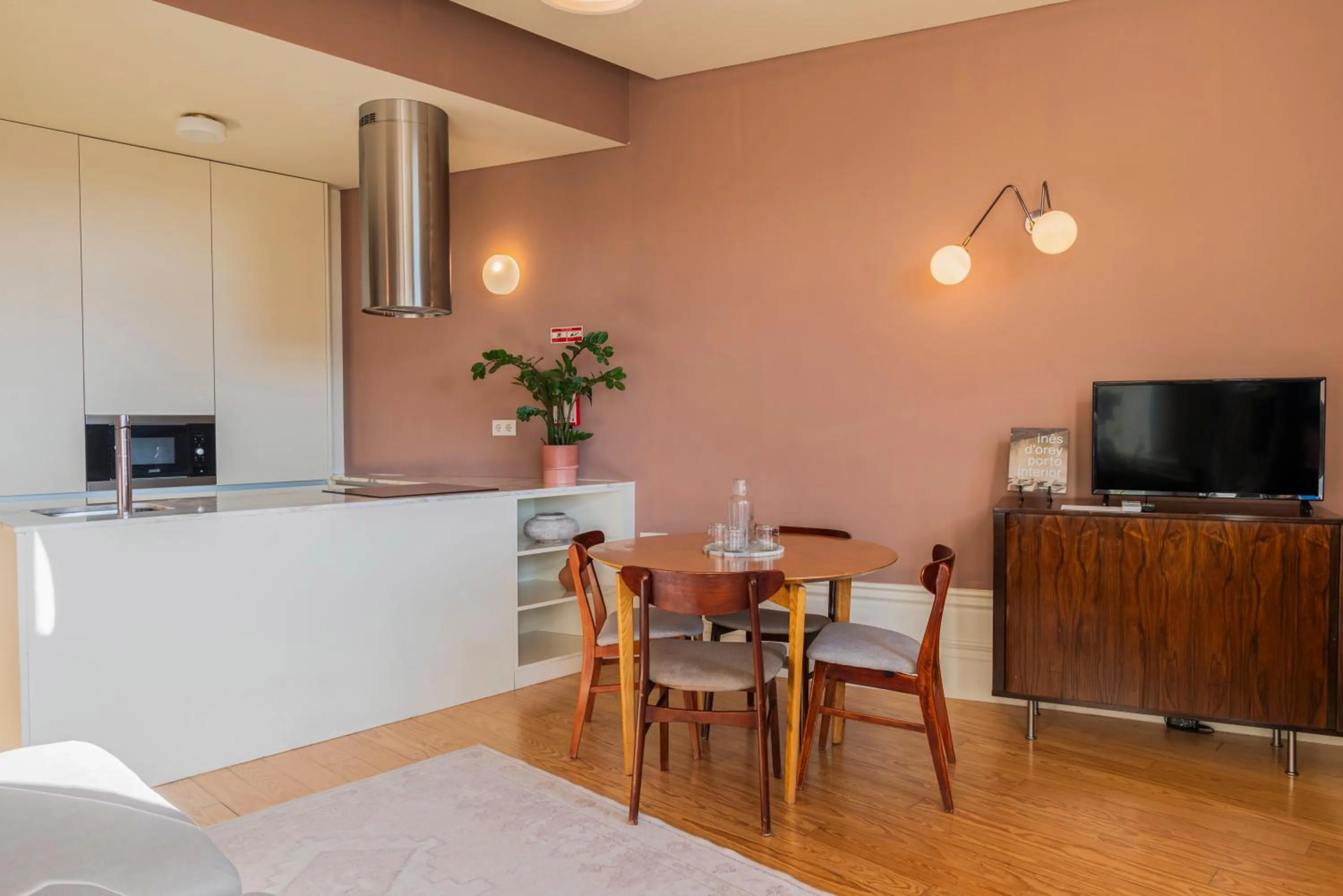 Communal lounge/ TV room in Oporto Maison Alves da Veiga