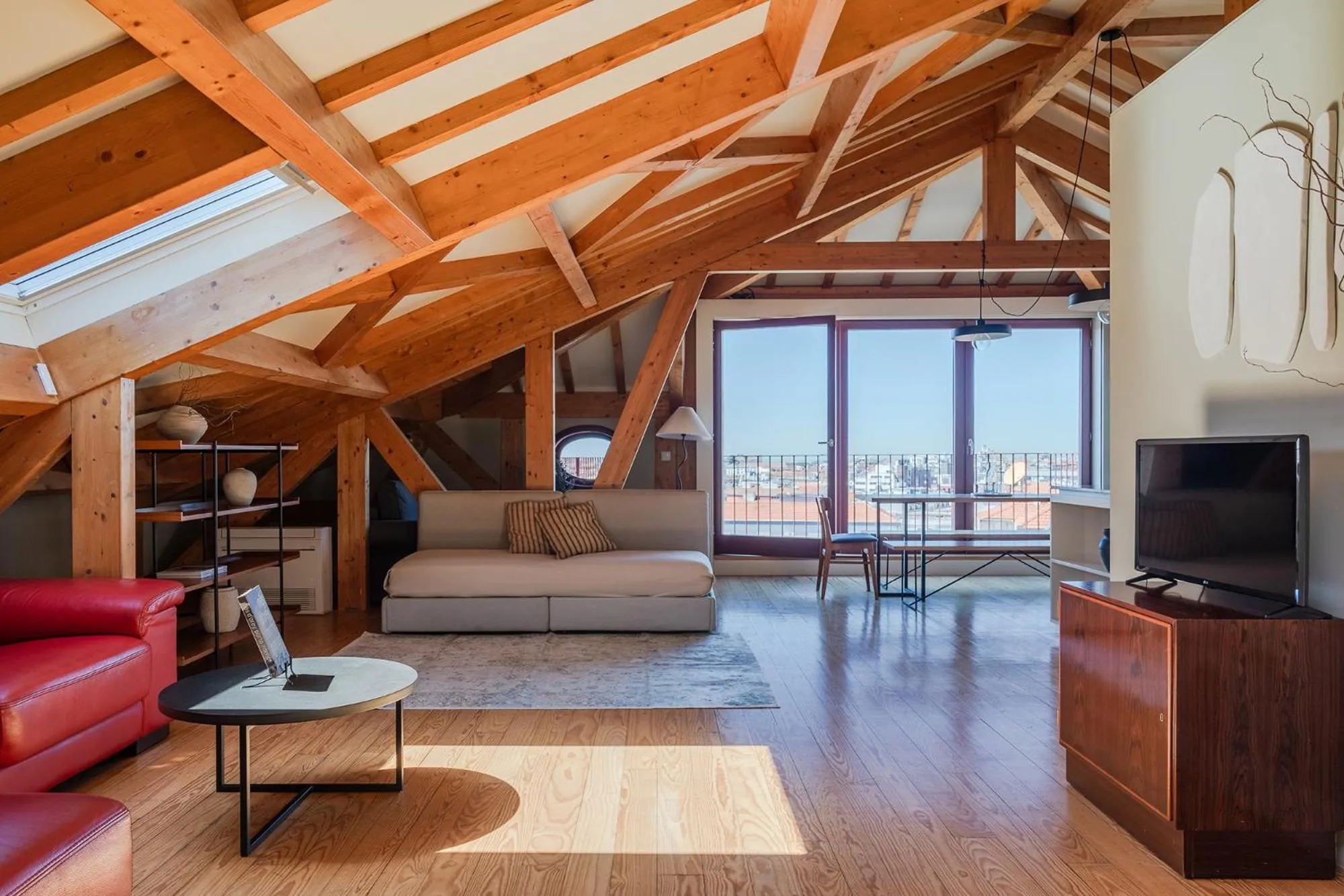 Communal lounge/ TV room in Oporto Maison Alves da Veiga