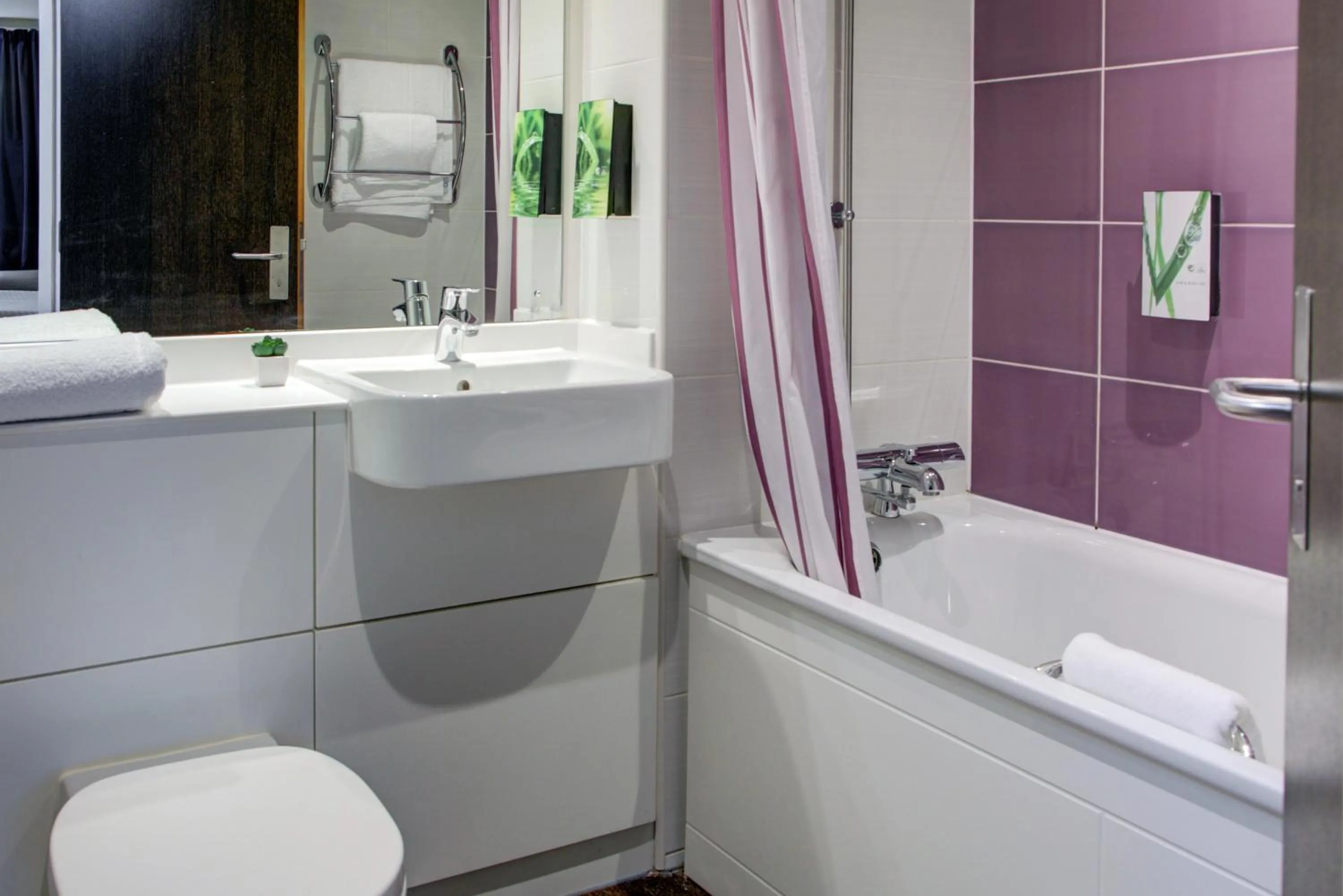 Bathroom in Comfort Inn Sunderland