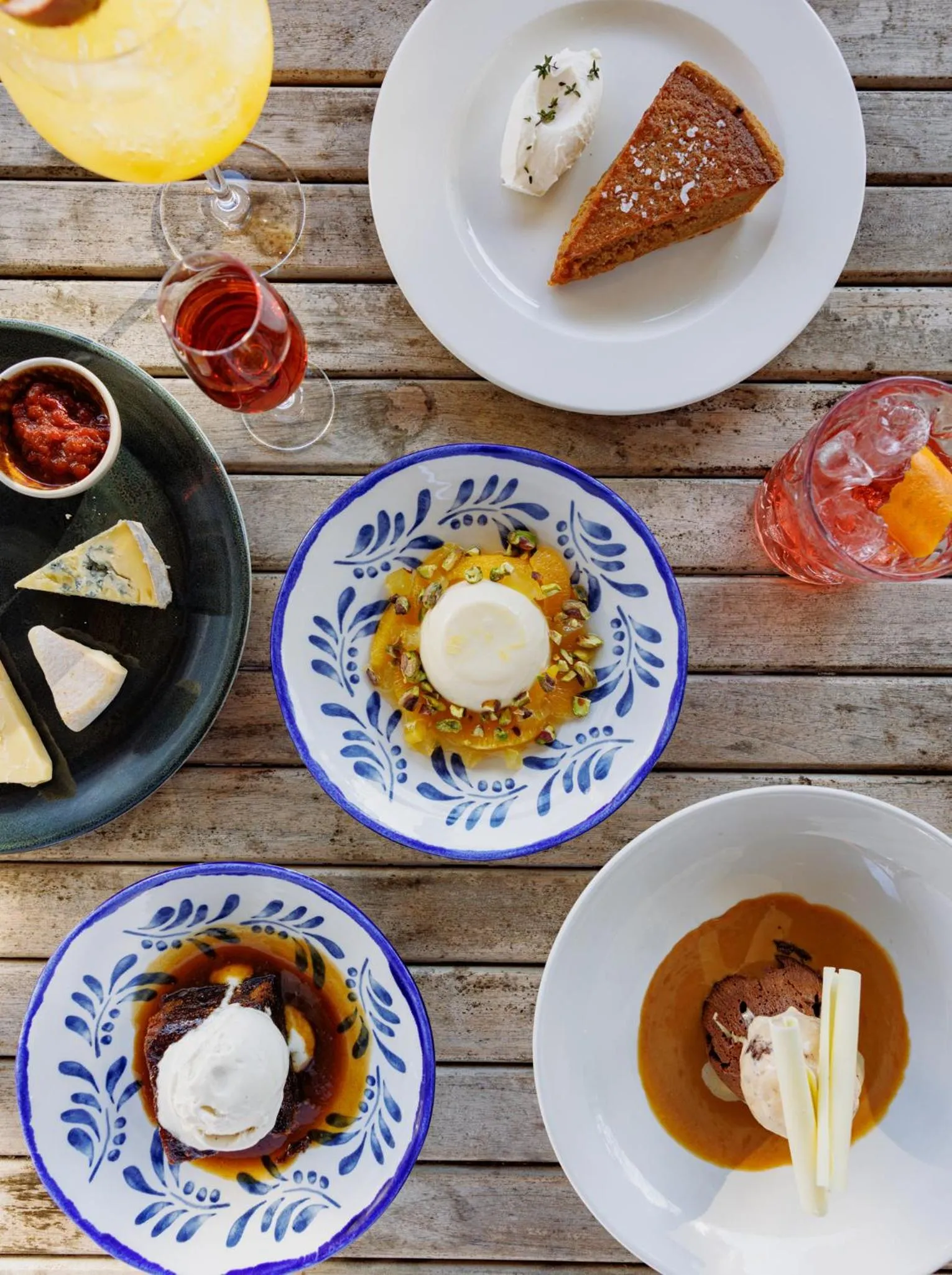 Food and drinks in The Rose and Crown