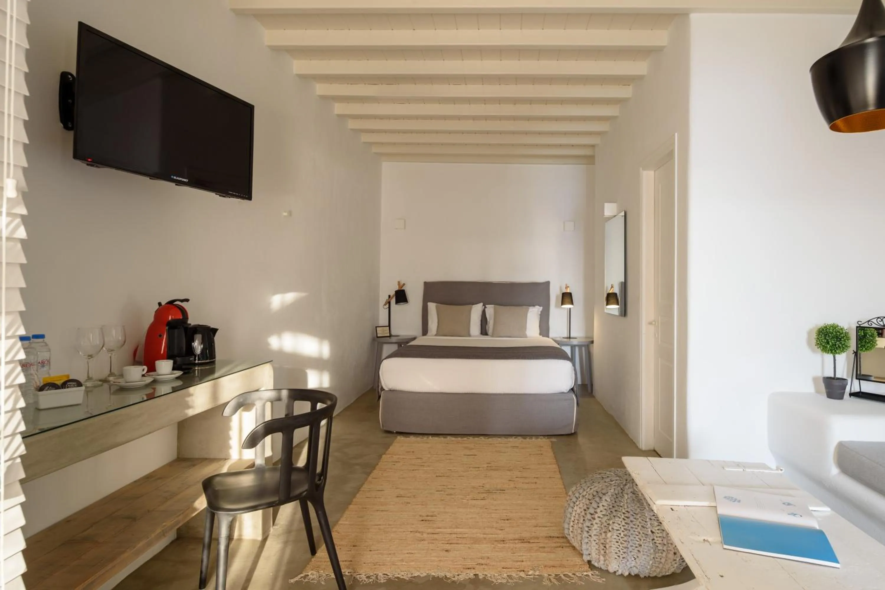Photo of the whole room, Bed in Cova Mykonos Suites