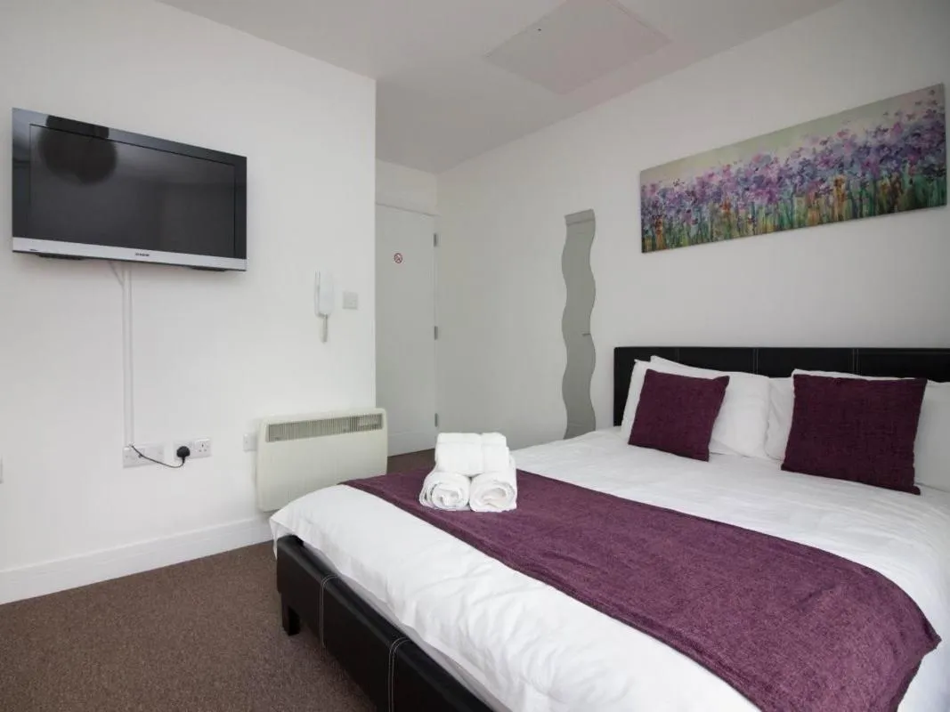 Bedroom, Bed in Beddoe Apartments