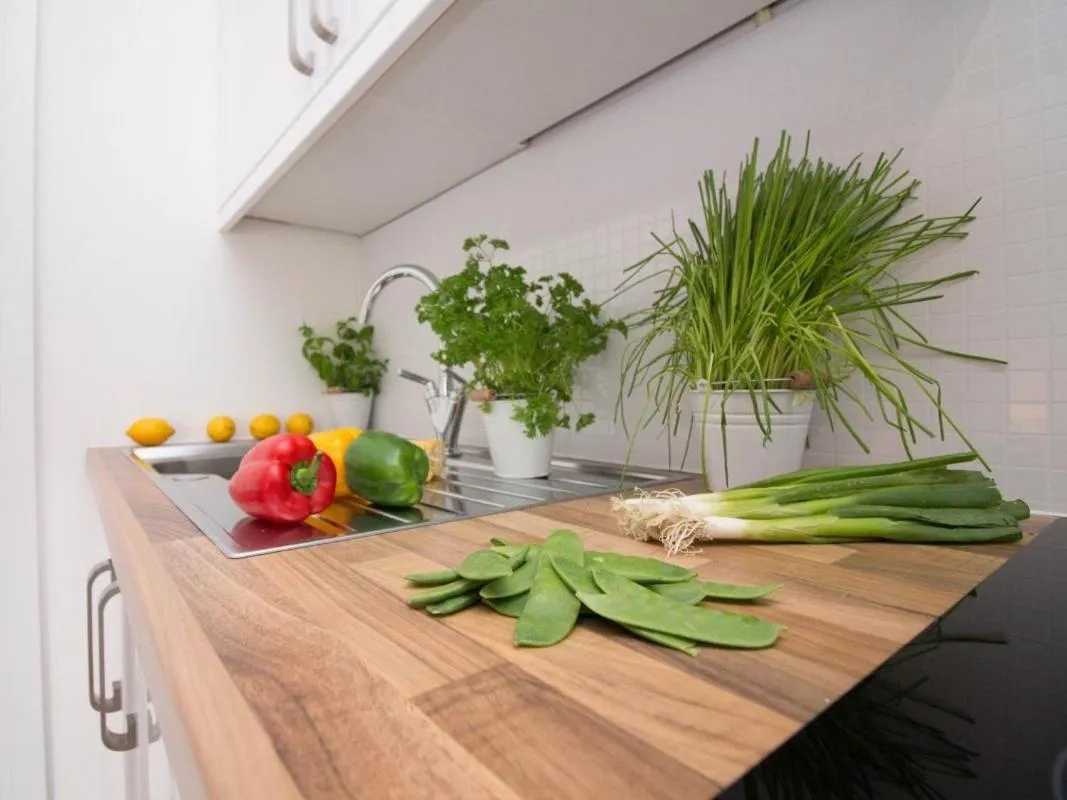 Kitchen or kitchenette in Beddoe Apartments