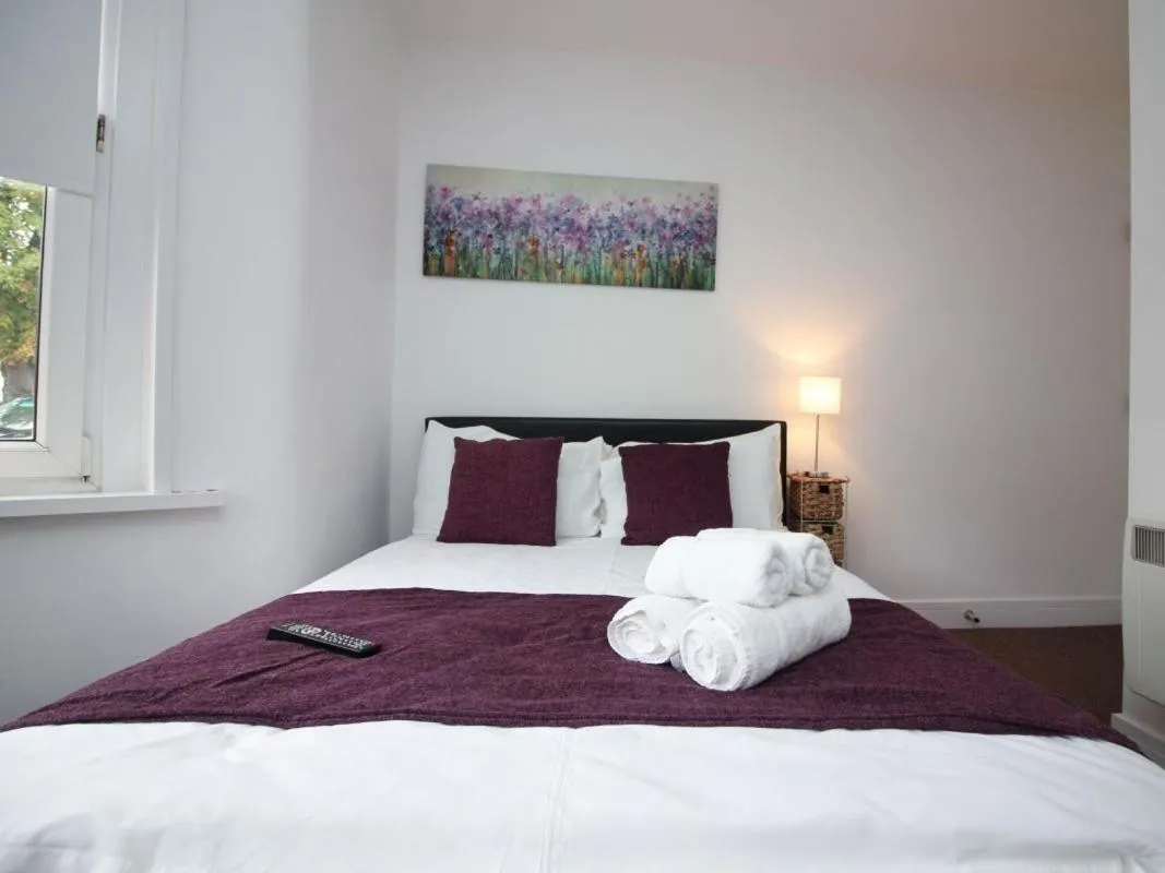 Bedroom, Bed in Beddoe Apartments