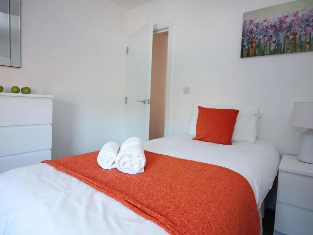 Bedroom, Bed in Beddoe Apartments