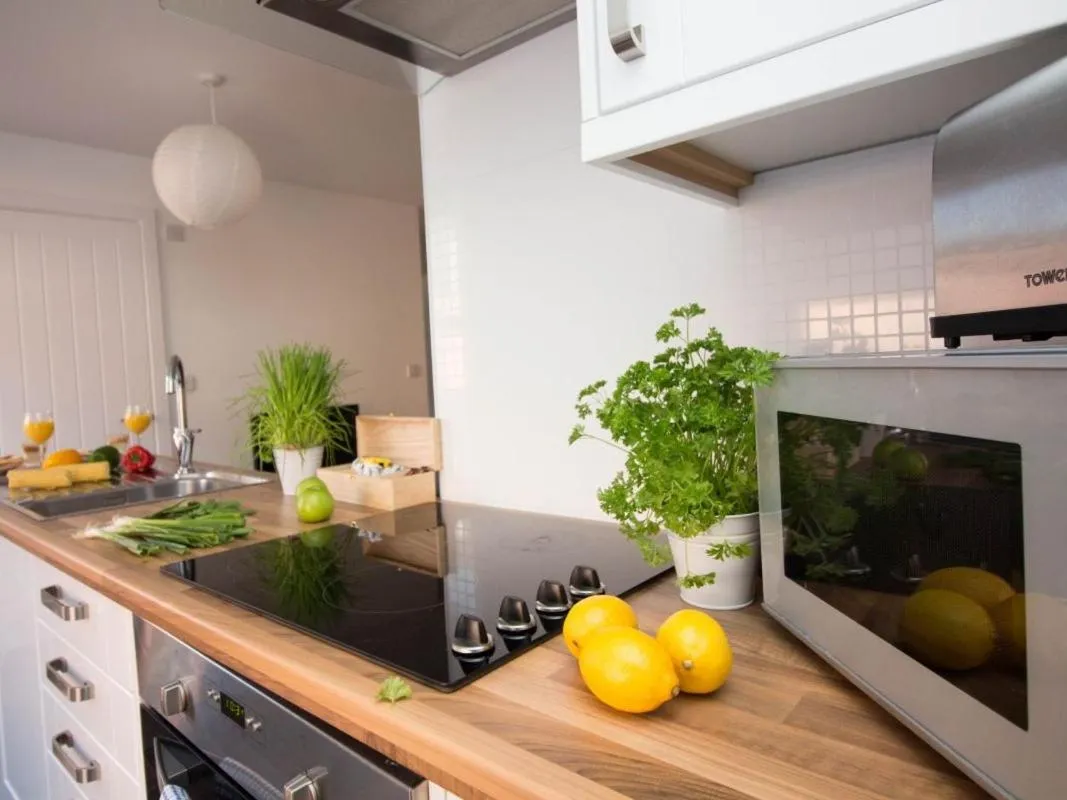Kitchen or kitchenette in Beddoe Apartments
