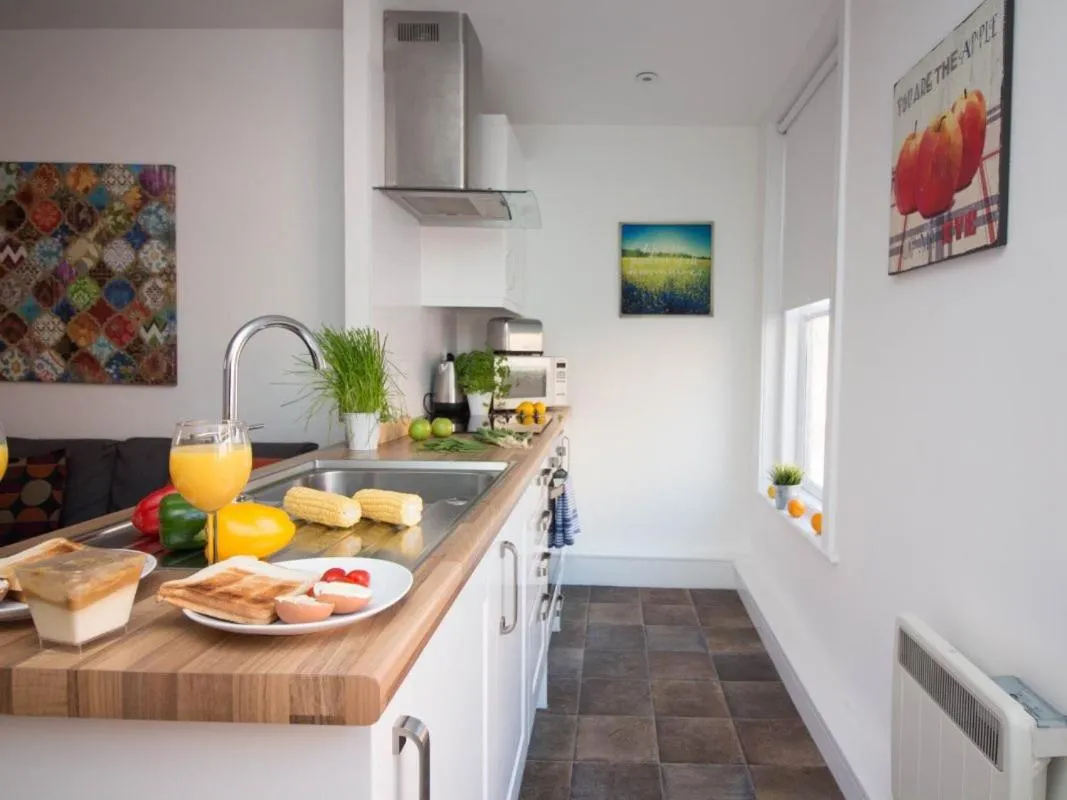 Kitchen or kitchenette in Beddoe Apartments
