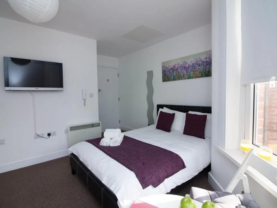 Bedroom, Bed in Beddoe Apartments