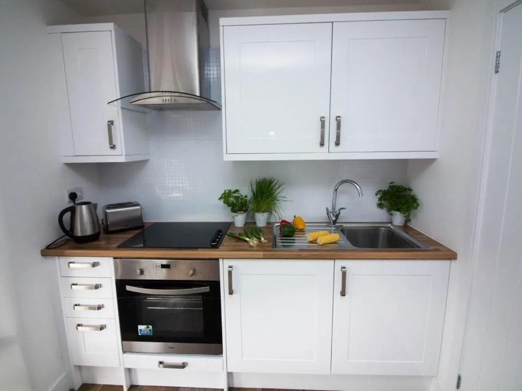 Kitchen or kitchenette in Beddoe Apartments