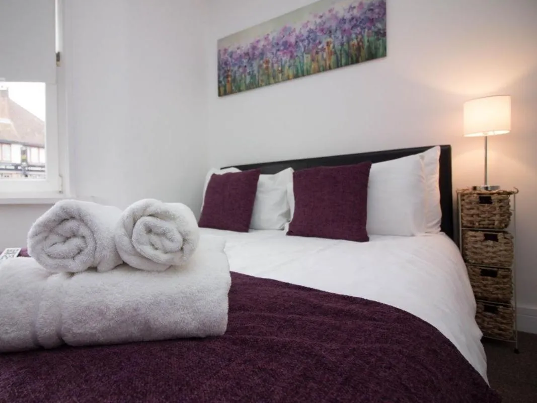 Bedroom, Bed in Beddoe Apartments