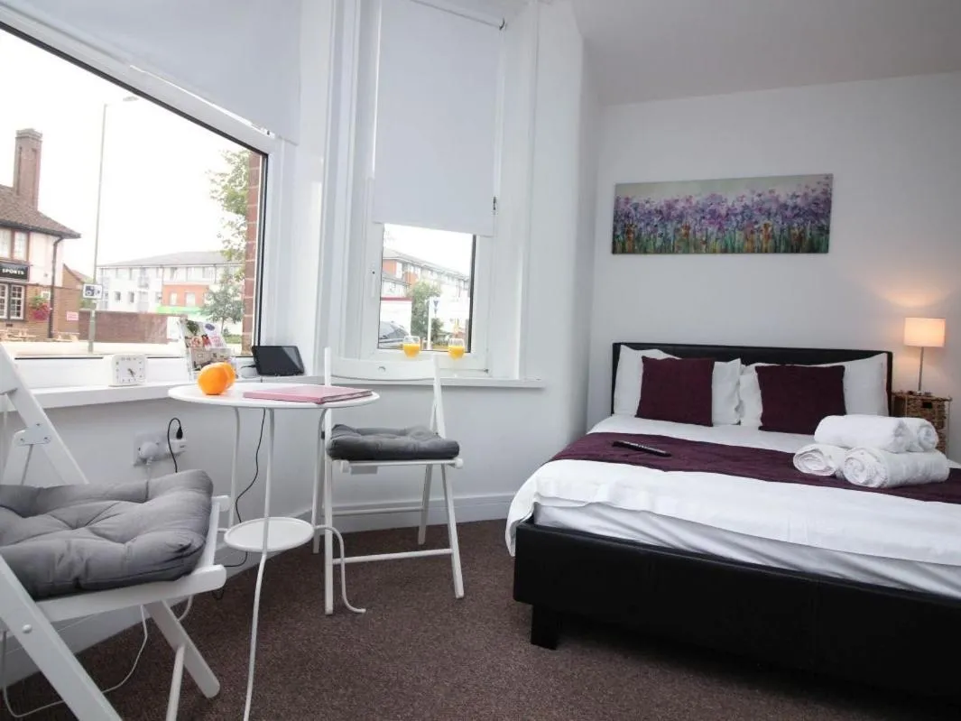 Bedroom, Bed in Beddoe Apartments