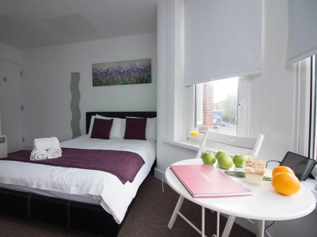 Bedroom, Bed in Beddoe Apartments