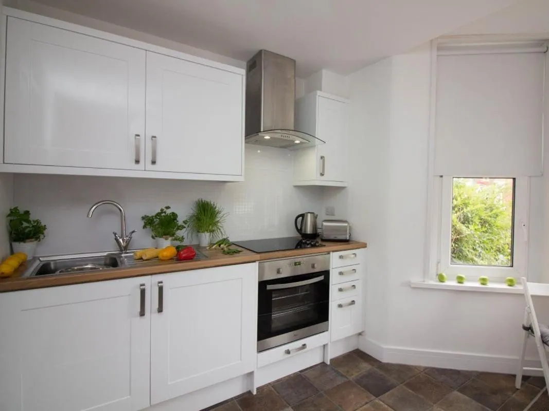 Kitchen or kitchenette in Beddoe Apartments