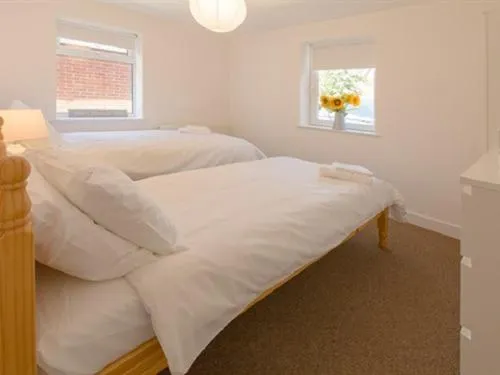 Bedroom, Bed in Beddoe Apartments