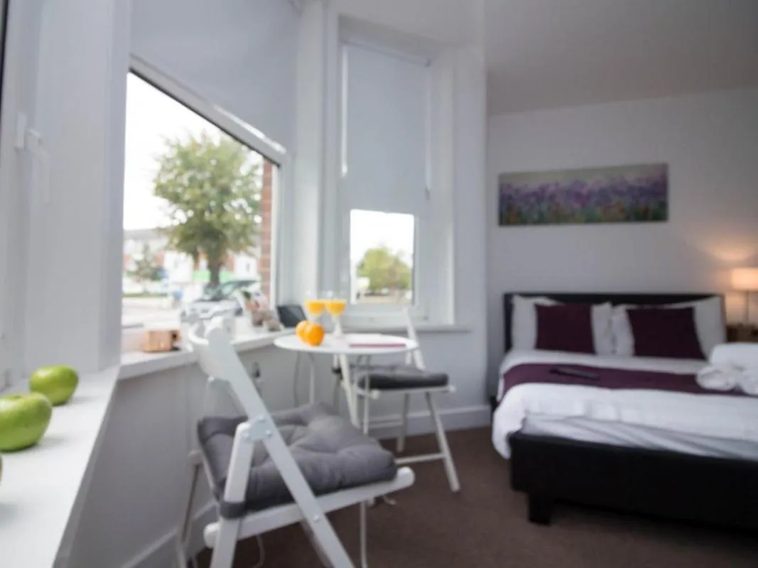 Living room, Bed in Beddoe Apartments