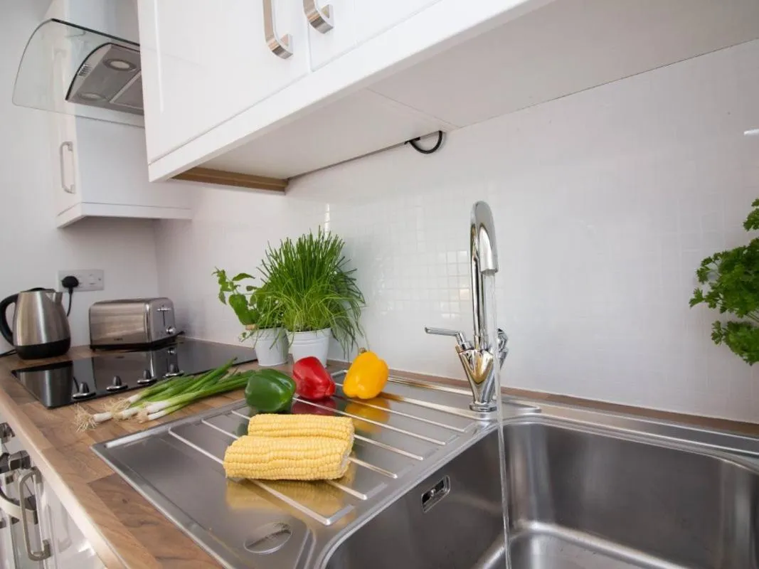 Kitchen or kitchenette in Beddoe Apartments