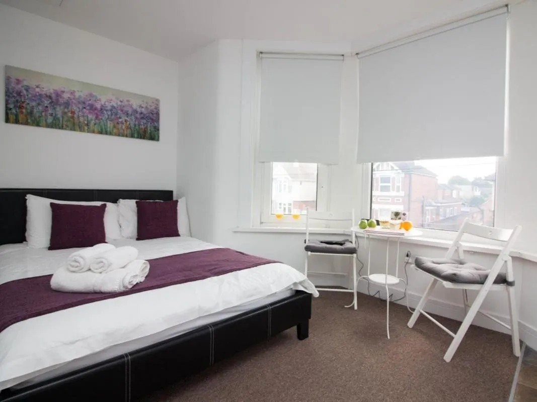 Bedroom, Bed in Beddoe Apartments