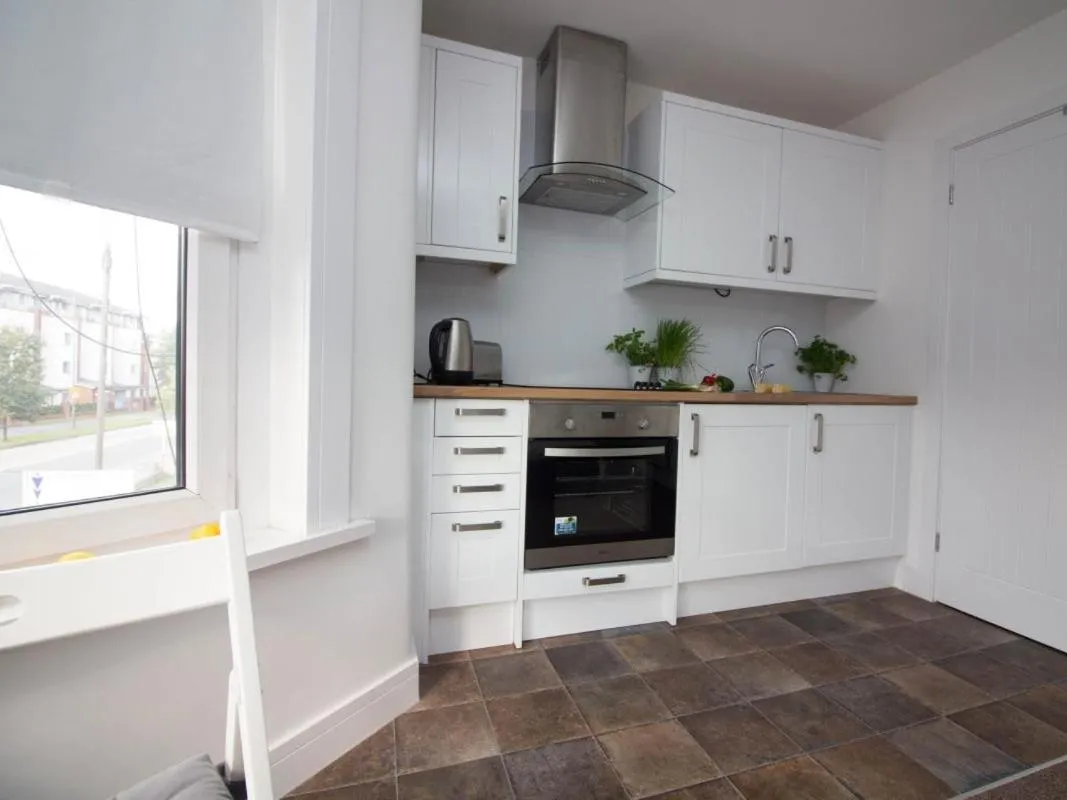 Kitchen or kitchenette in Beddoe Apartments
