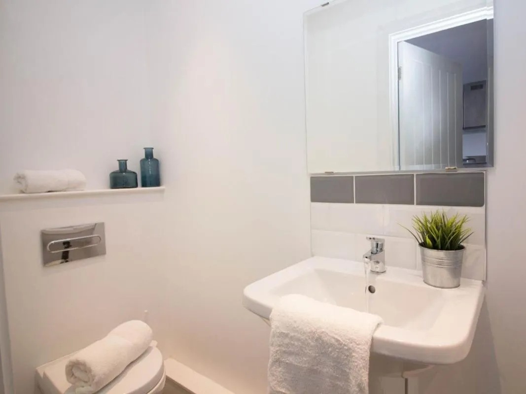 Bathroom in Beddoe Apartments