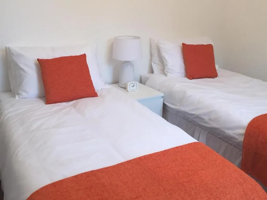 Bedroom, Bed in Beddoe Apartments