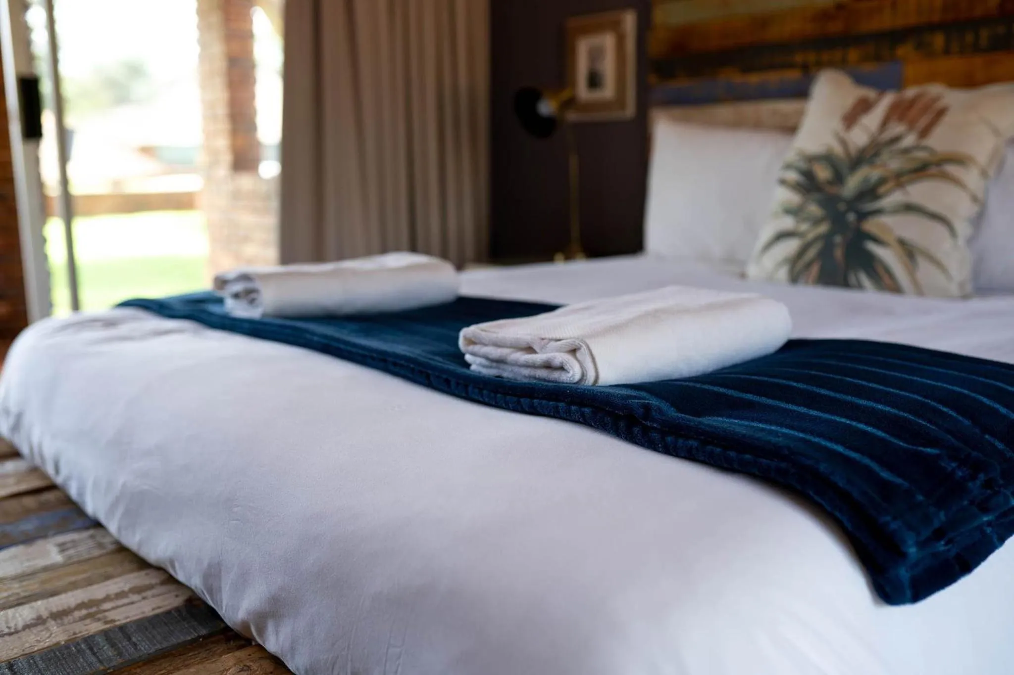 Bed in Red Sands Country Lodge