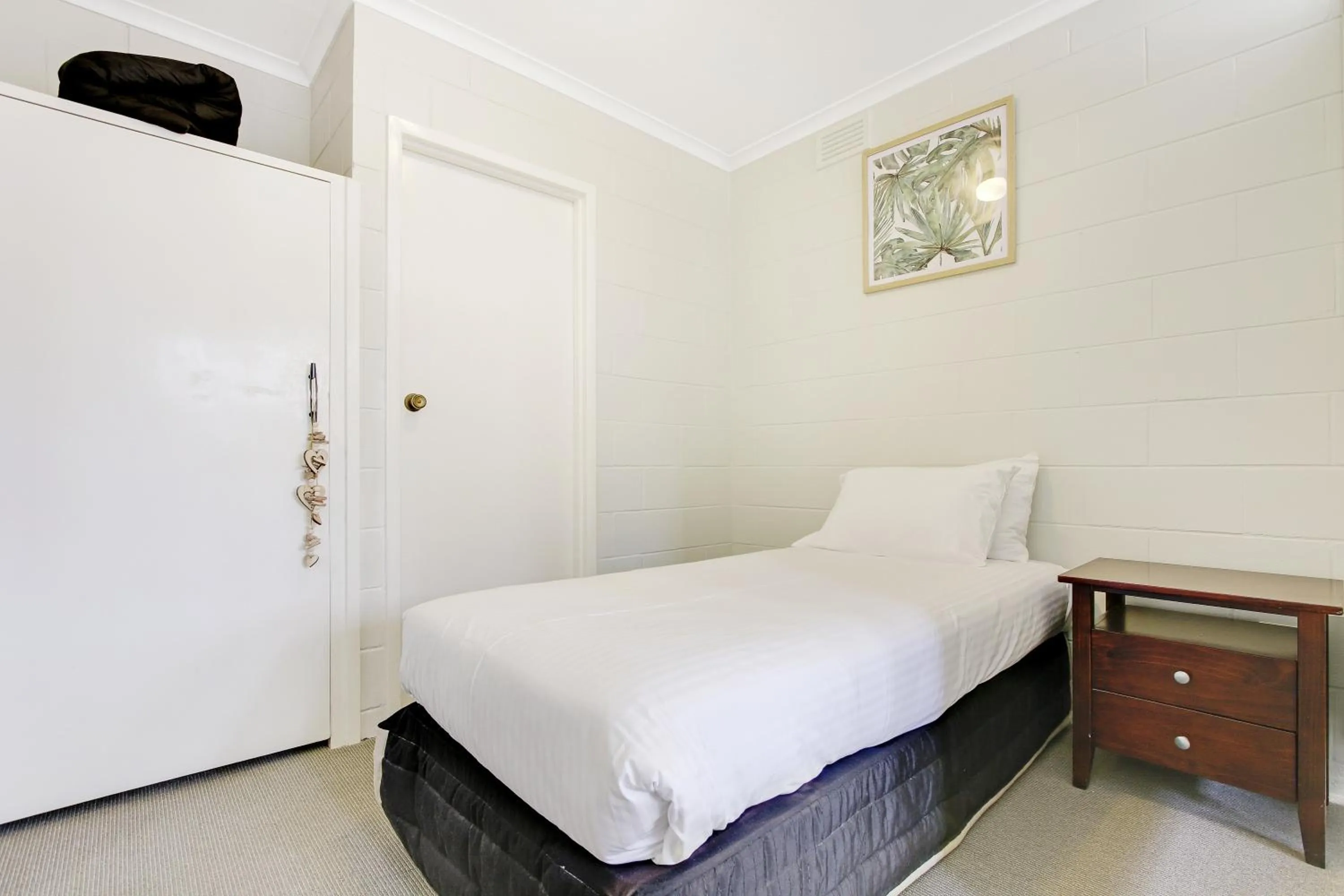 Bedroom, Bed in Hybiscus Waterfront Apartments