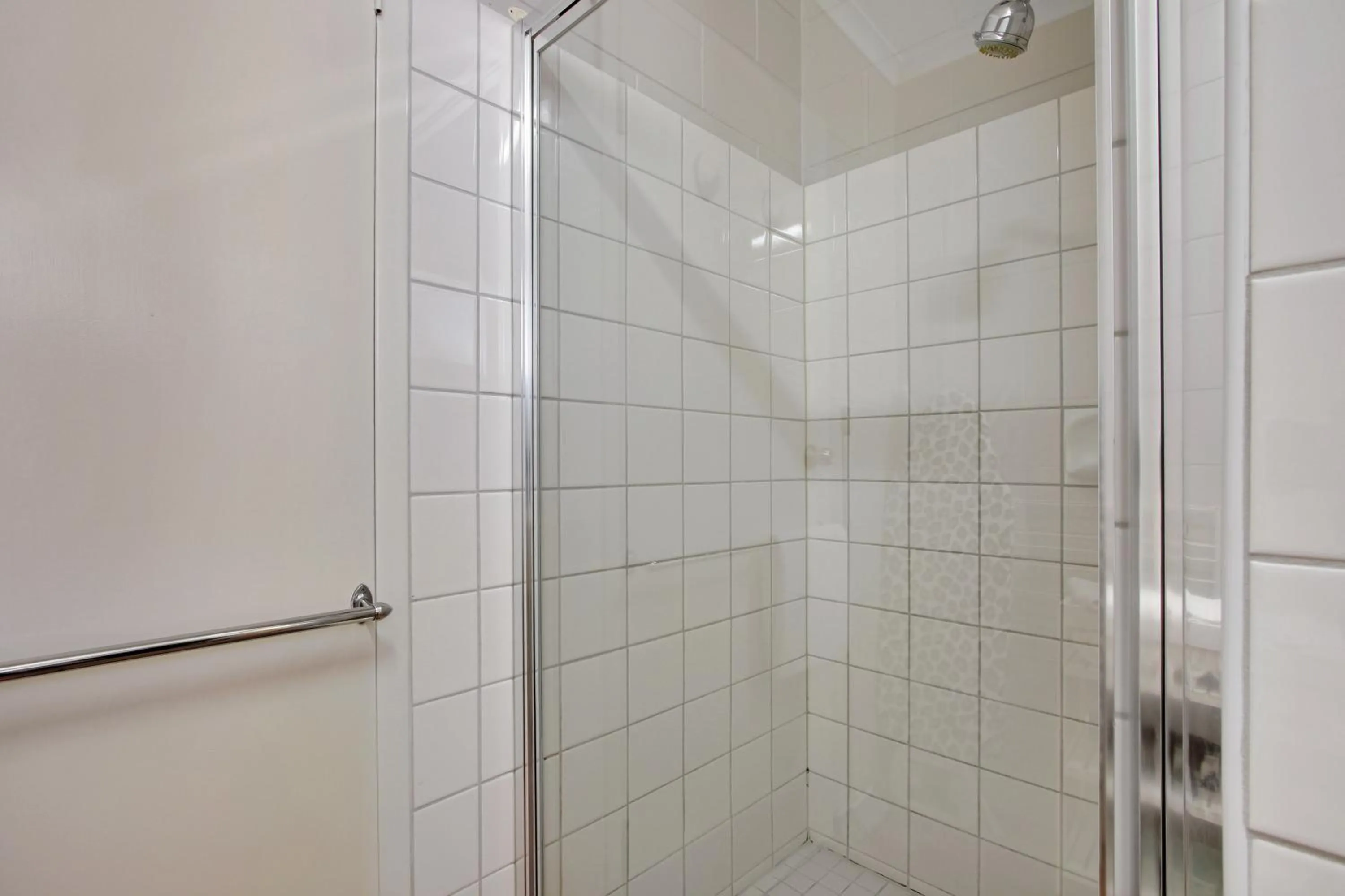 Bathroom in Hybiscus Waterfront Apartments