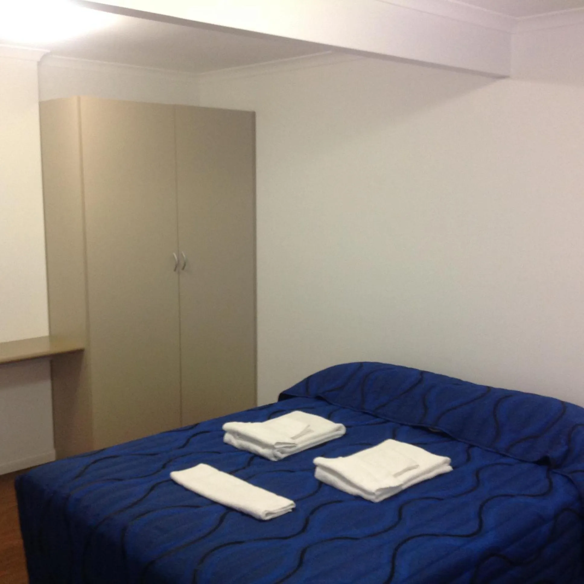 Coffee/tea facilities, Bed in Tannum Sands Hotel / Motel