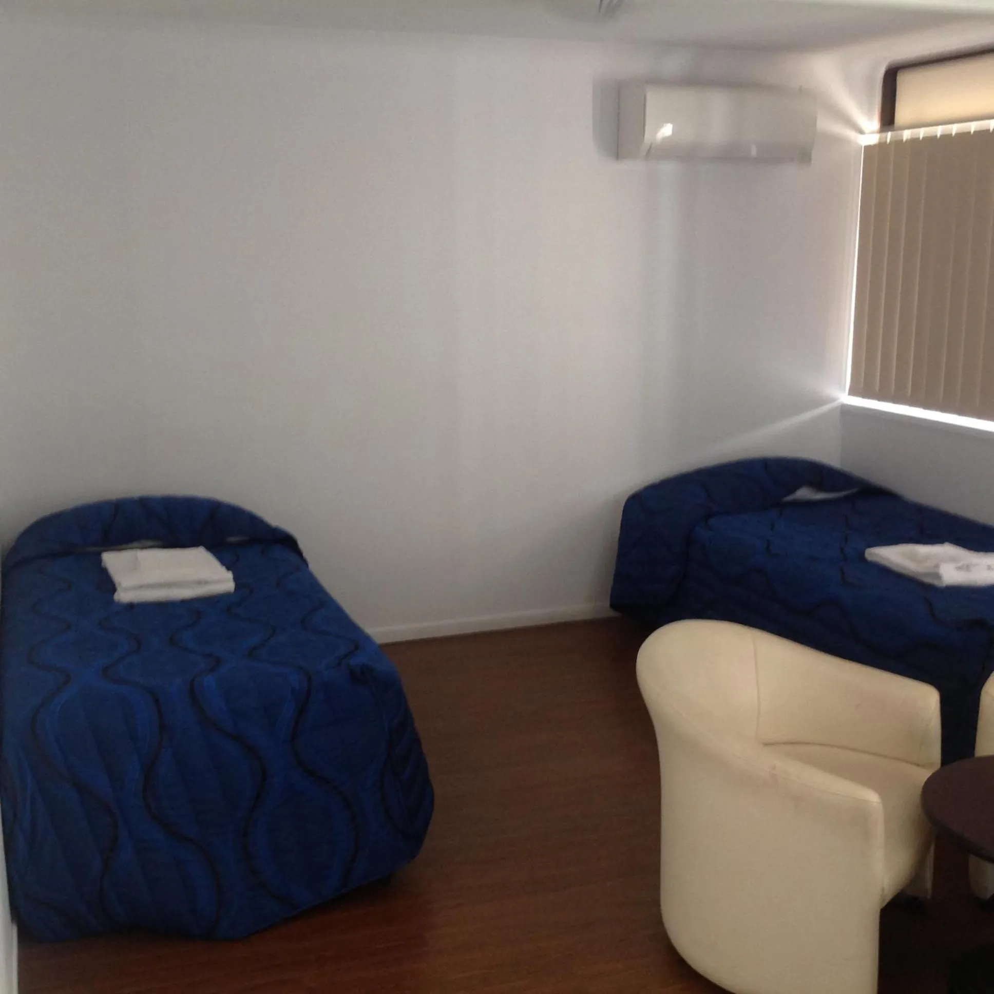 Living room, Bed in Tannum Sands Hotel / Motel