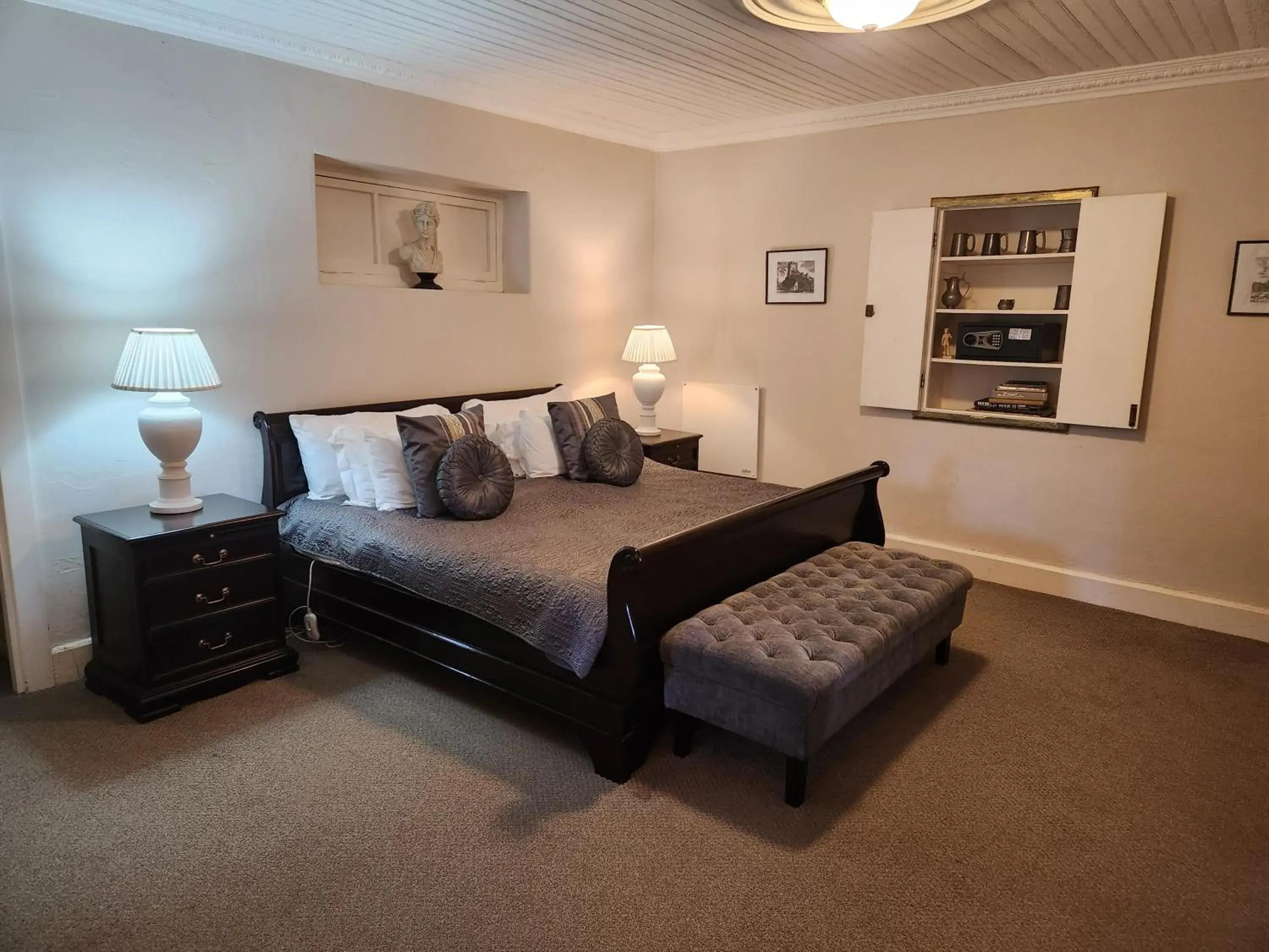 Executive Suite - single occupancy in Cleopatra Mountain Farmhouse Executive Suite - single occupancy in Cleopatra Mountain Farmhouse