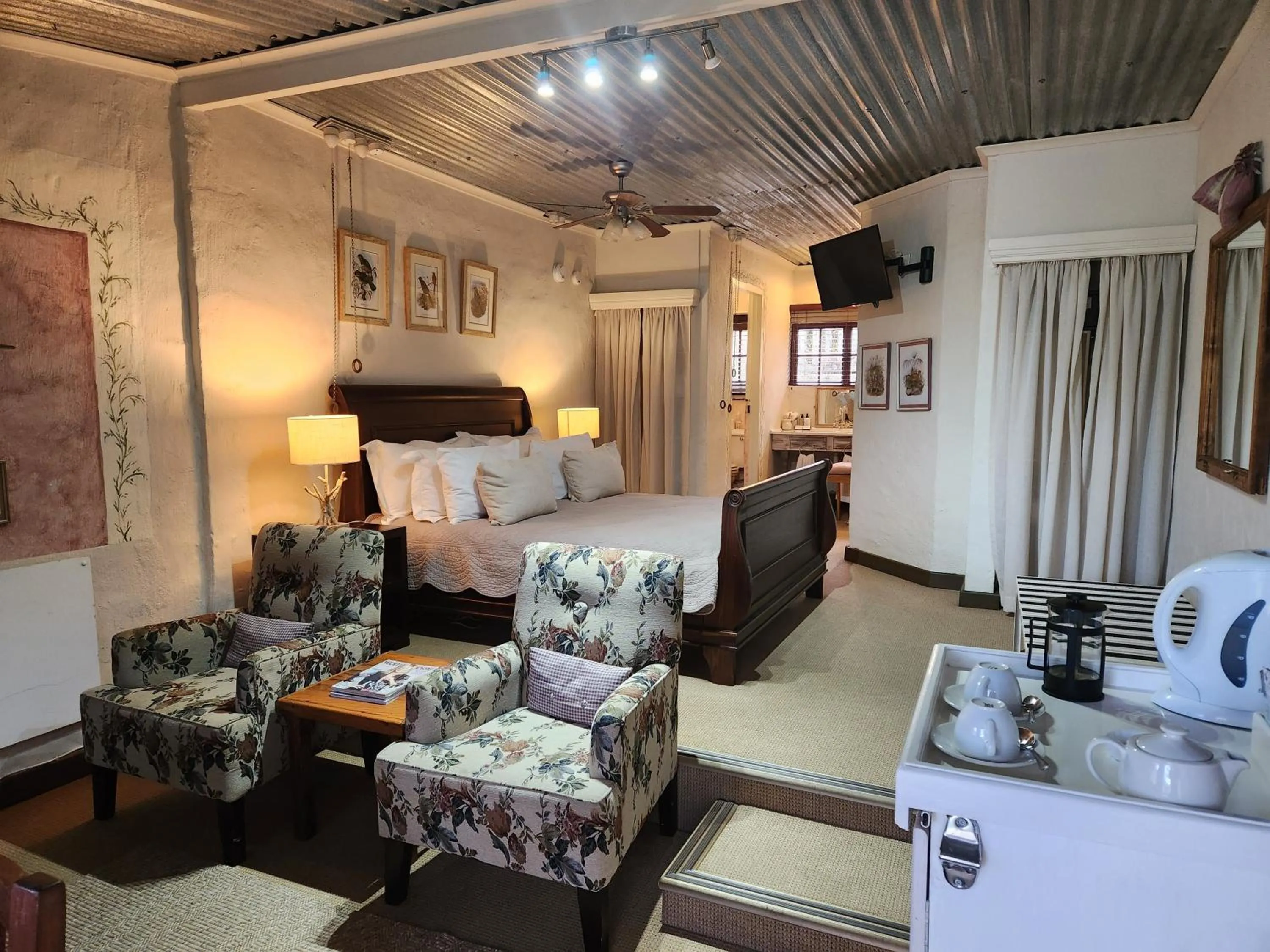 Photo of the whole room, Bed in Cleopatra Mountain Farmhouse