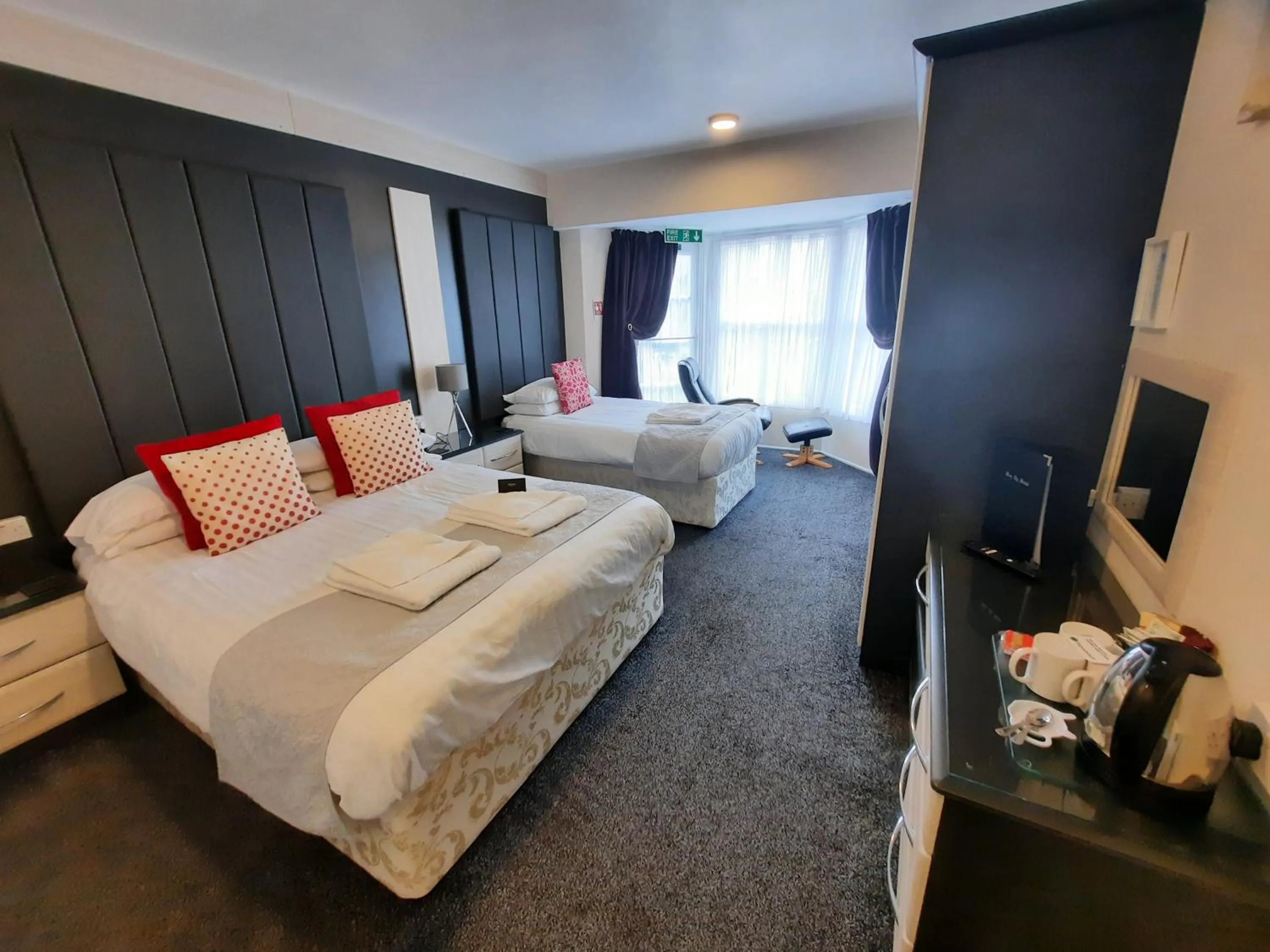 Bedroom, Bed in Hen Dy