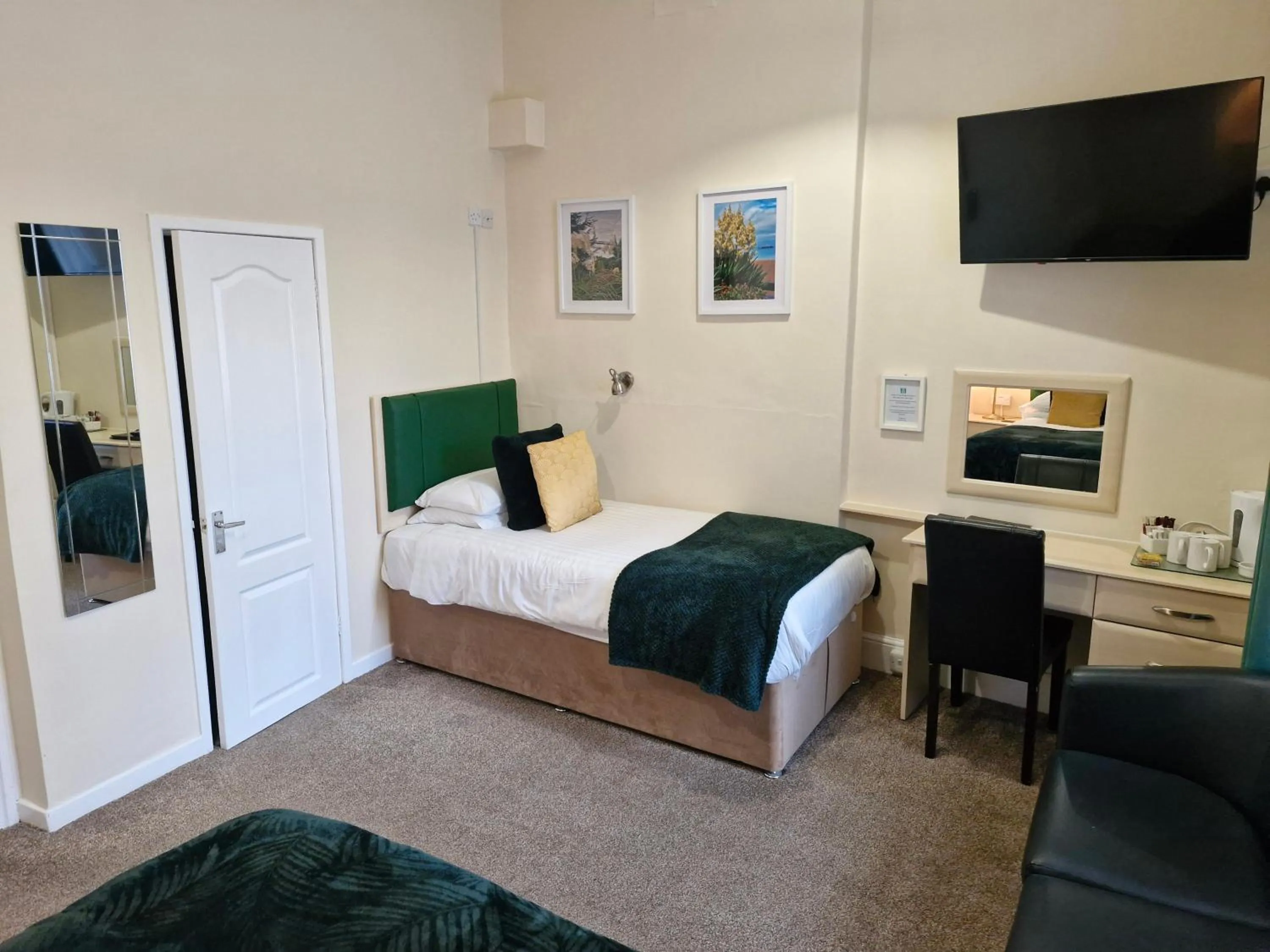 Bedroom, Bed in Hen Dy