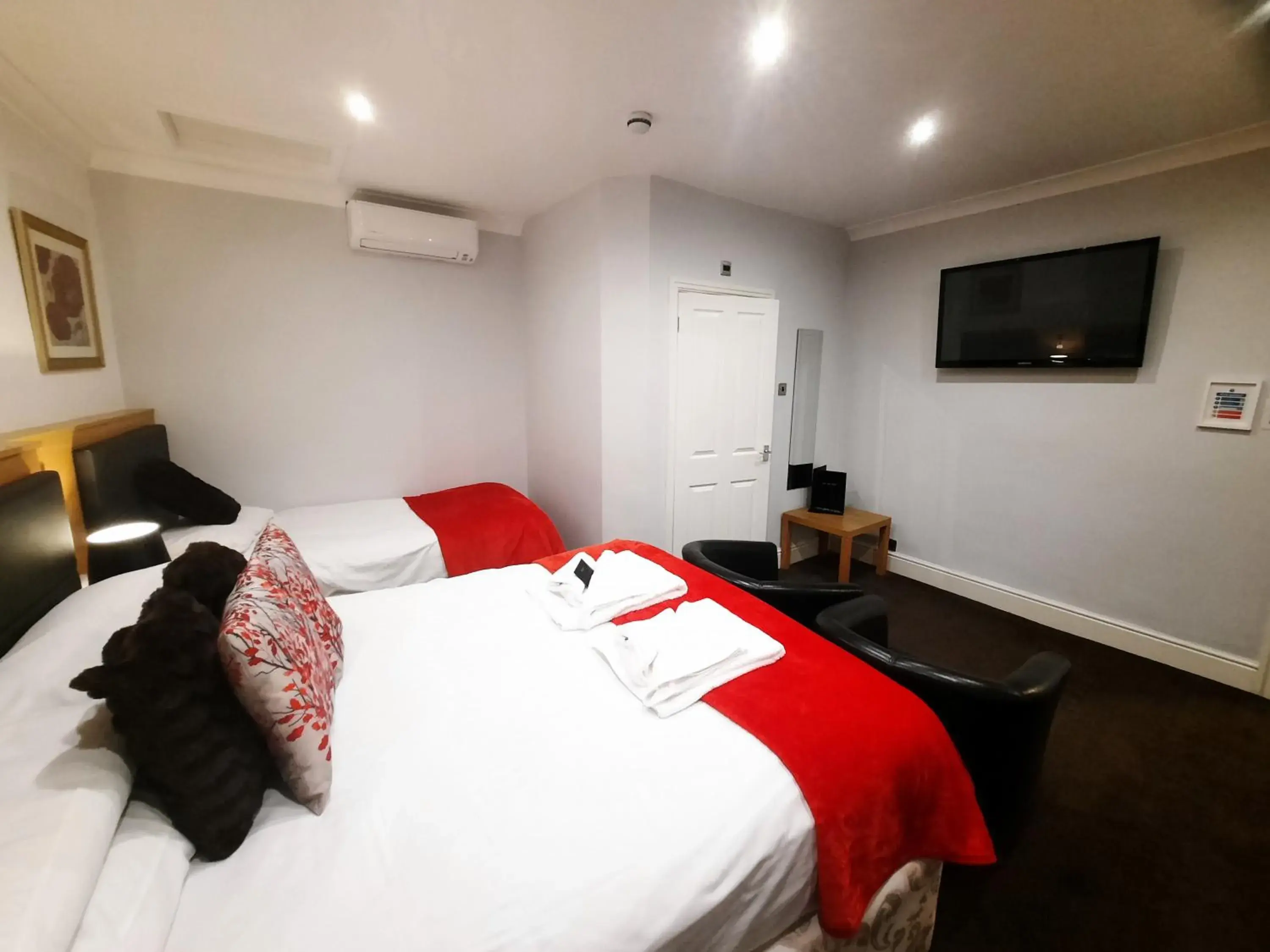 Triple Room NR(12) - No Window in Hen Dy Triple Room NR(12) - No Window in Hen Dy