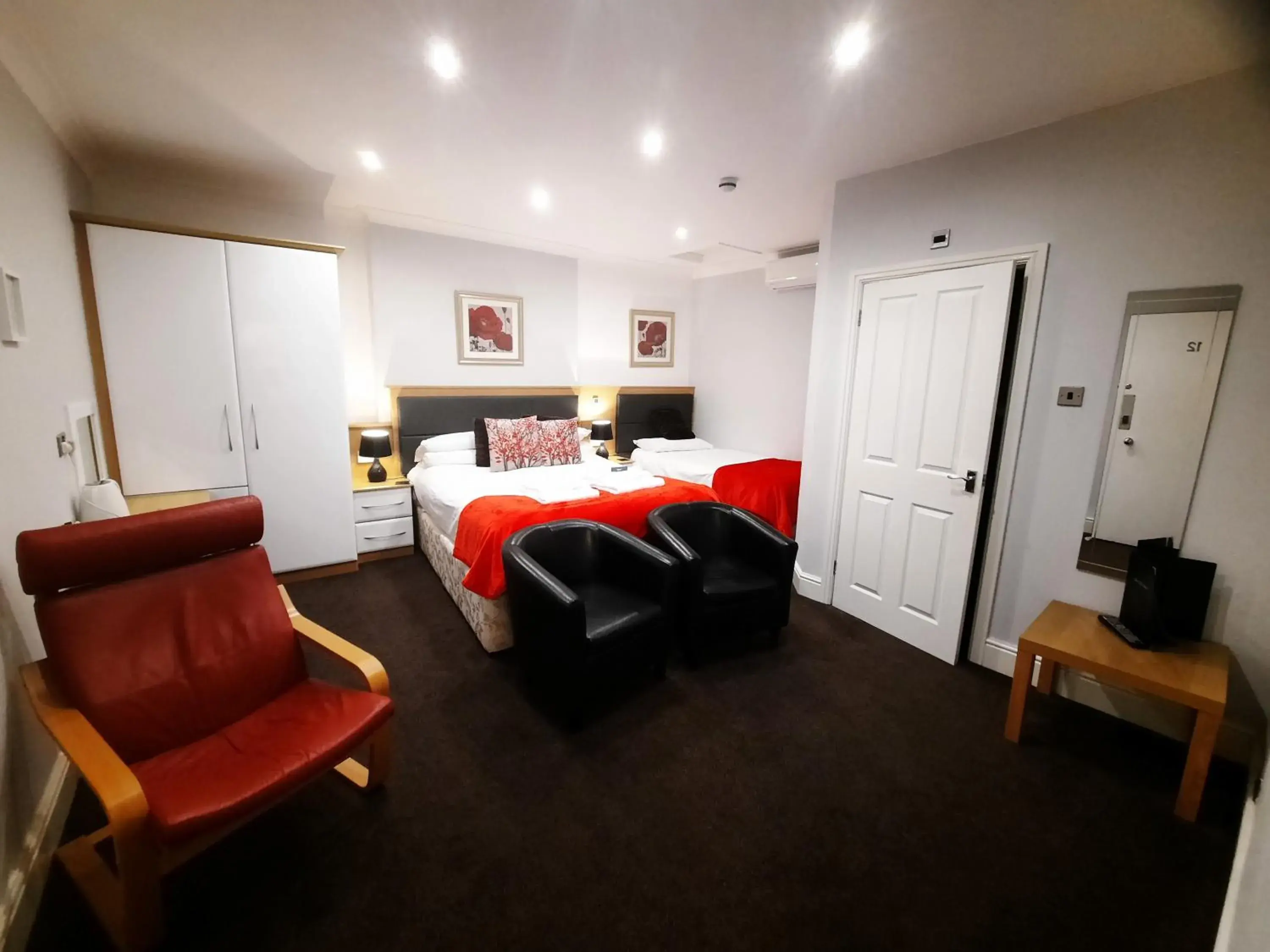 Triple Room NR(12) - No Window in Hen Dy Triple Room NR(12) - No Window in Hen Dy