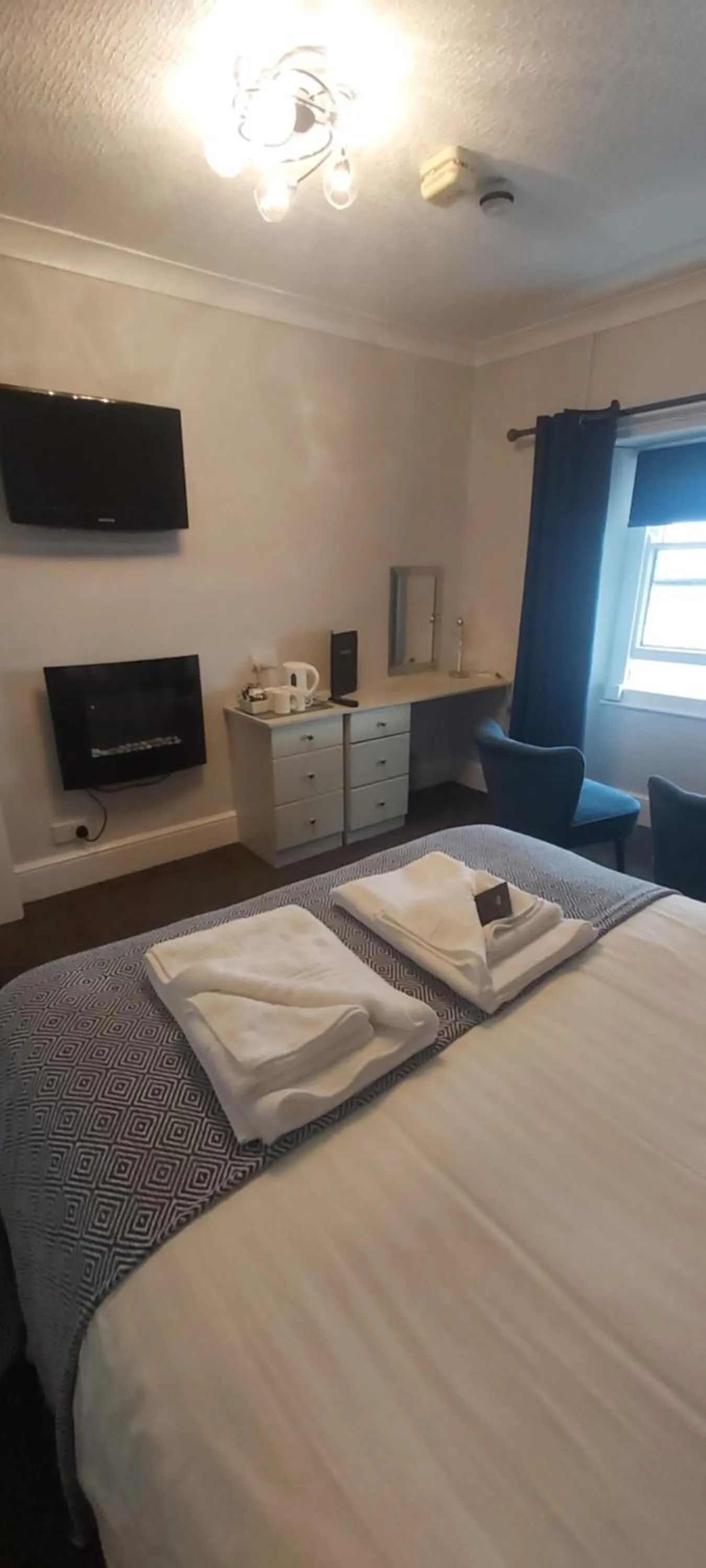 Bedroom, Bed in Hen Dy